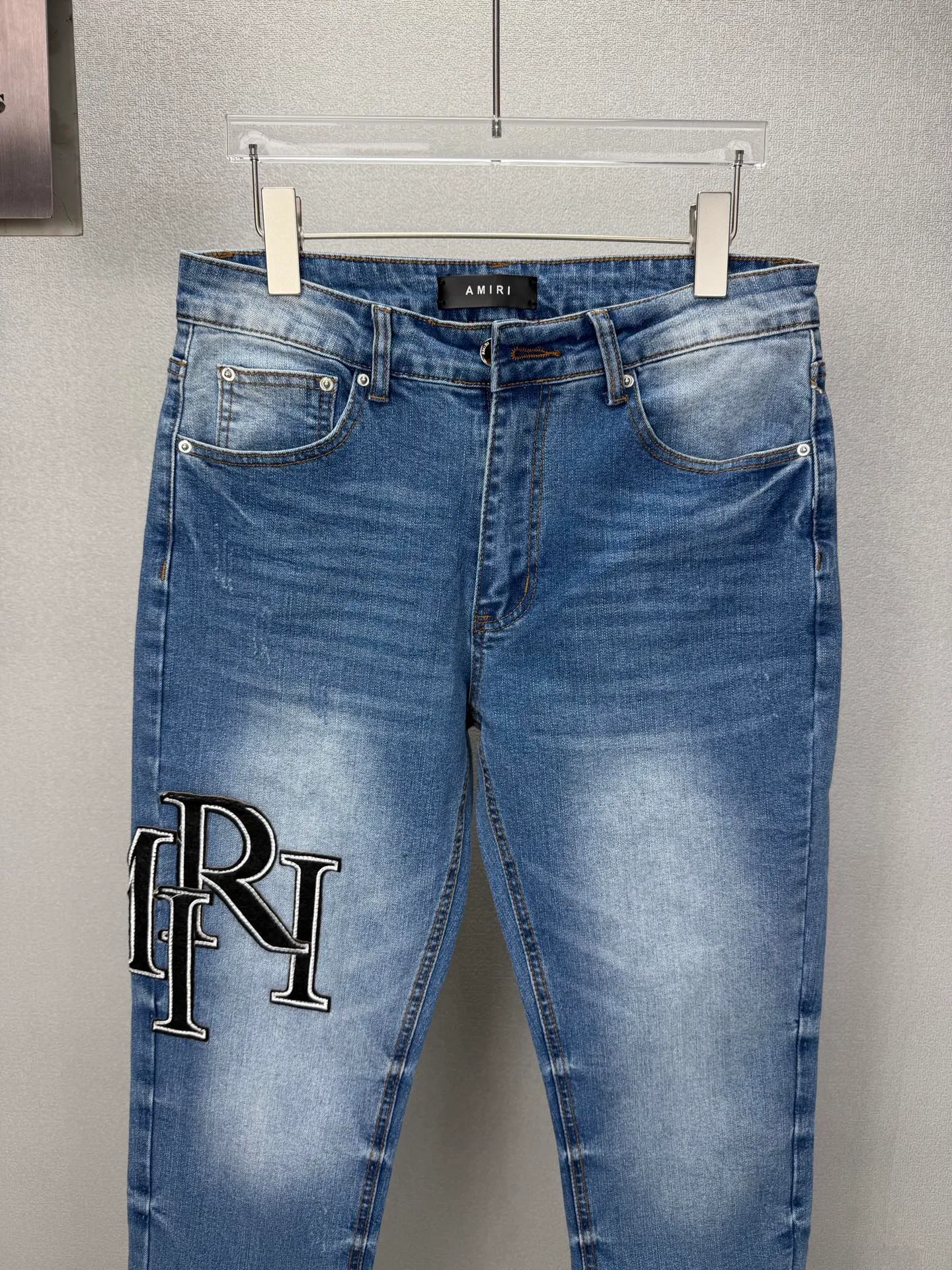 Amiri 2026New Arrival Patch Embroidery Black Letter Couple Style Washed Stretch Jeans High Version High Version Top Ceiling Quality Styles with different washed textures are very friendly to people with thin legs and thick legs. The straight and loose version is very flattering to the leg shape. Moderate length that never goes out of style, easy to match with casual, basic styling for various styles, a must-have in the wardrobe! The fabric is stiff but also makes the upper body soft without losing texture. The washing process is even more perfect. It is a must-have item for everyone! ! ! Washed wheat, hang tag, pants label, three complete labels Color: Blue Size: 28, 30, 32, 34 (four sizes)