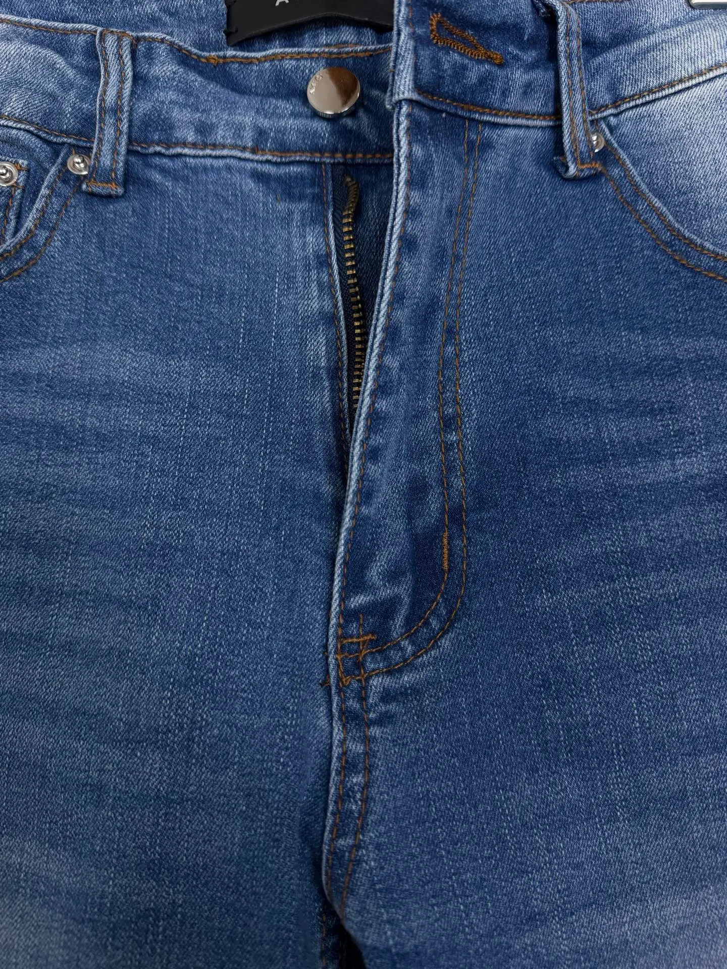 Amiri 2026New Arrival Patch Embroidery Black Letter Couple Style Washed Stretch Jeans High Version High Version Top Ceiling Quality Styles with different washed textures are very friendly to people with thin legs and thick legs. The straight and loose version is very flattering to the leg shape. Moderate length that never goes out of style, easy to match with casual, basic styling for various styles, a must-have in the wardrobe! The fabric is stiff but also makes the upper body soft without losing texture. The washing process is even more perfect. It is a must-have item for everyone! ! ! Washed wheat, hang tag, pants label, three complete labels Color: Blue Size: 28, 30, 32, 34 (four sizes)