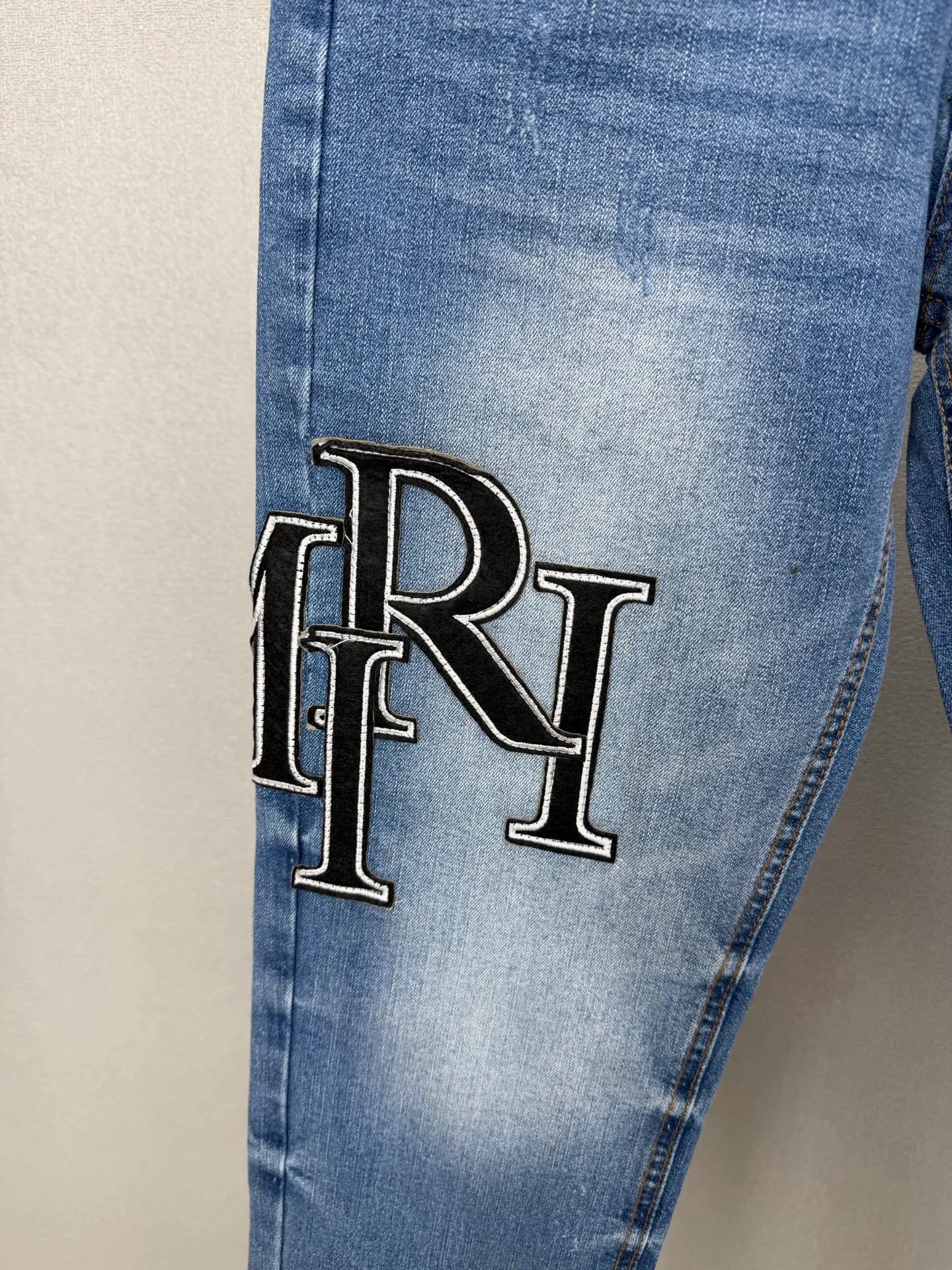 Amiri 2026New Arrival Patch Embroidery Black Letter Couple Style Washed Stretch Jeans High Version High Version Top Ceiling Quality Styles with different washed textures are very friendly to people with thin legs and thick legs. The straight and loose version is very flattering to the leg shape. Moderate length that never goes out of style, easy to match with casual, basic styling for various styles, a must-have in the wardrobe! The fabric is stiff but also makes the upper body soft without losing texture. The washing process is even more perfect. It is a must-have item for everyone! ! ! Washed wheat, hang tag, pants label, three complete labels Color: Blue Size: 28, 30, 32, 34 (four sizes)