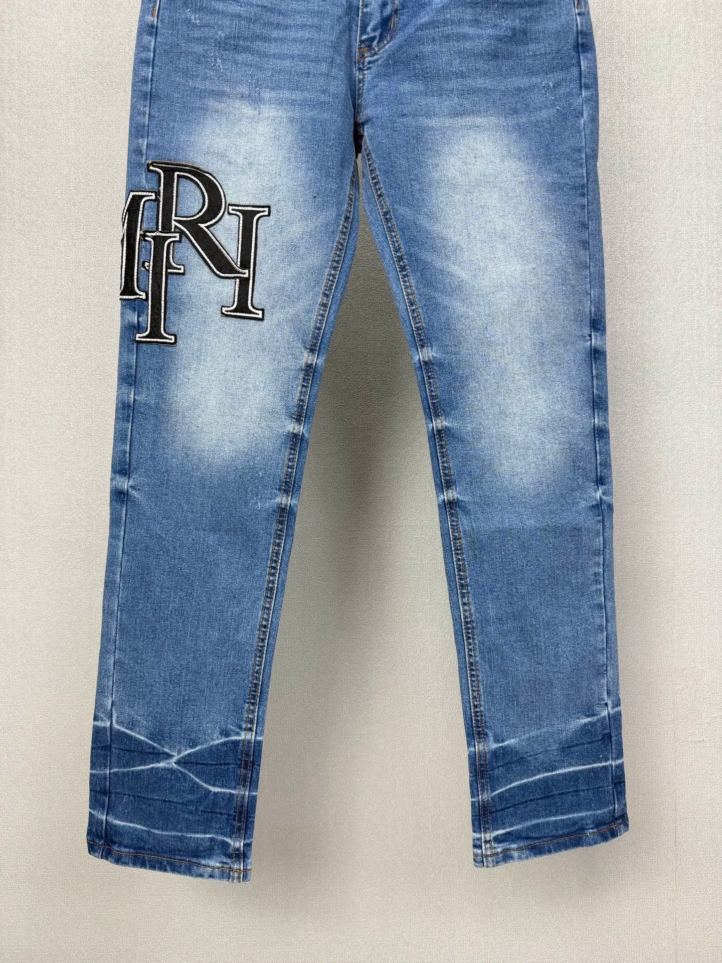 Amiri 2026New Arrival Patch Embroidery Black Letter Couple Style Washed Stretch Jeans High Version High Version Top Ceiling Quality Styles with different washed textures are very friendly to people with thin legs and thick legs. The straight and loose version is very flattering to the leg shape. Moderate length that never goes out of style, easy to match with casual, basic styling for various styles, a must-have in the wardrobe! The fabric is stiff but also makes the upper body soft without losing texture. The washing process is even more perfect. It is a must-have item for everyone! ! ! Washed wheat, hang tag, pants label, three complete labels Color: Blue Size: 28, 30, 32, 34 (four sizes)