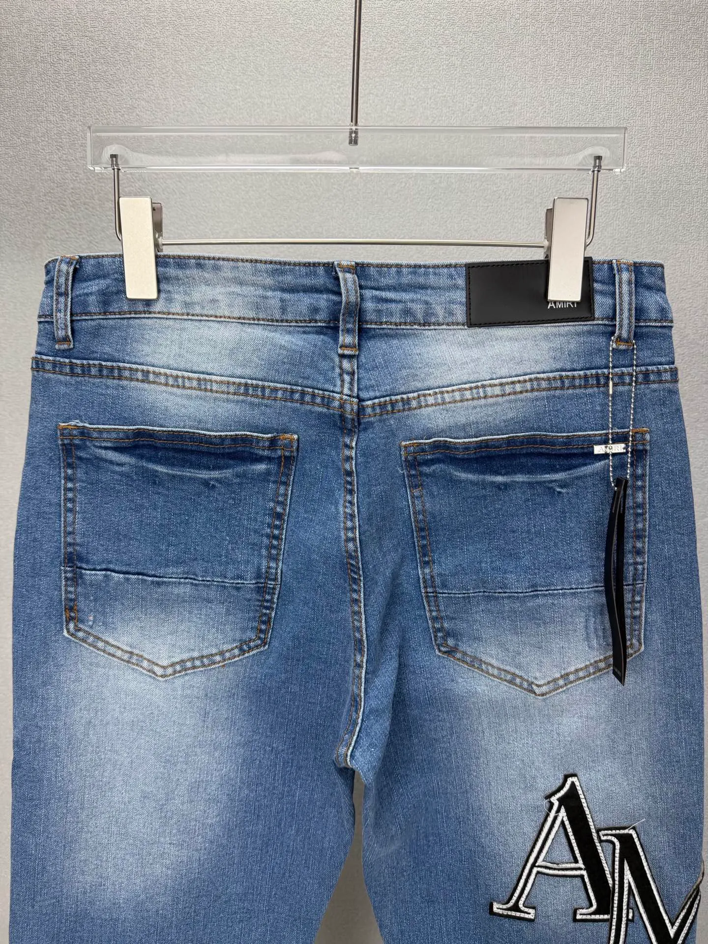 Amiri 2026New Arrival Patch Embroidery Black Letter Couple Style Washed Stretch Jeans High Version High Version Top Ceiling Quality Styles with different washed textures are very friendly to people with thin legs and thick legs. The straight and loose version is very flattering to the leg shape. Moderate length that never goes out of style, easy to match with casual, basic styling for various styles, a must-have in the wardrobe! The fabric is stiff but also makes the upper body soft without losing texture. The washing process is even more perfect. It is a must-have item for everyone! ! ! Washed wheat, hang tag, pants label, three complete labels Color: Blue Size: 28, 30, 32, 34 (four sizes)