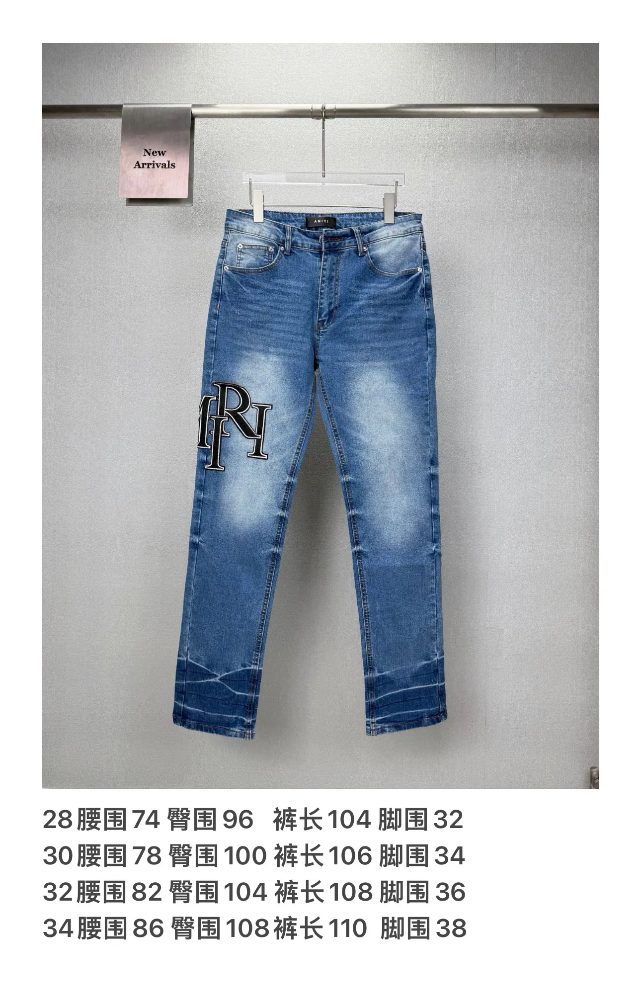 Amiri 2026New Arrival Patch Embroidery Black Letter Couple Style Washed Stretch Jeans High Version High Version Top Ceiling Quality Styles with different washed textures are very friendly to people with thin legs and thick legs. The straight and loose version is very flattering to the leg shape. Moderate length that never goes out of style, easy to match with casual, basic styling for various styles, a must-have in the wardrobe! The fabric is stiff but also makes the upper body soft without losing texture. The washing process is even more perfect. It is a must-have item for everyone! ! ! Washed wheat, hang tag, pants label, three complete labels Color: Blue Size: 28, 30, 32, 34 (four sizes)