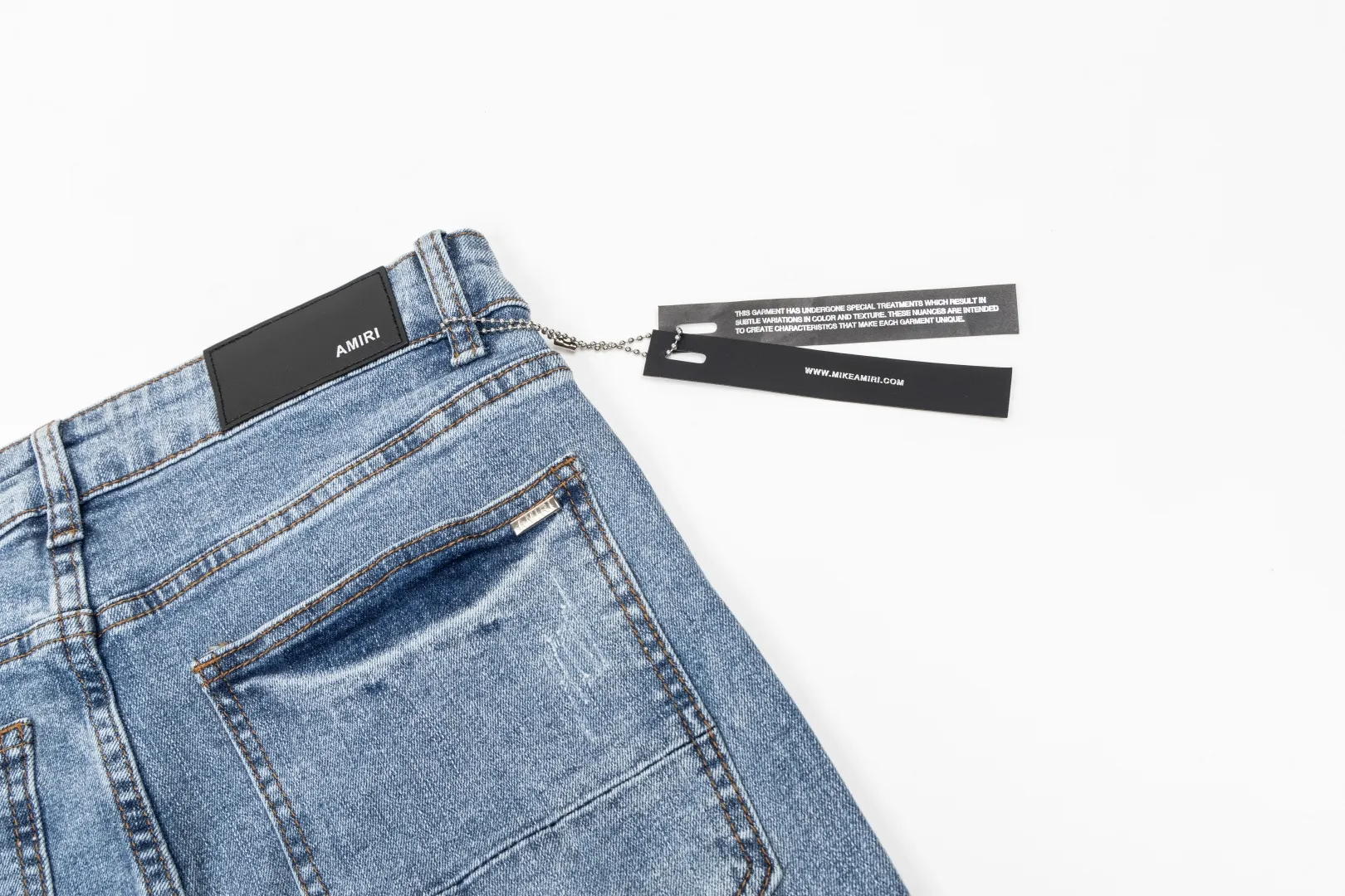 (Top version) AMIRI's new high-luxury heavy-duty stretch washed hole patch high-street fashionable men's and women's couple jeans AMIRI's family uses organic long-staple cotton denim fabrics originating in Los Angeles this year! After a pure natural alkaline phosphatase washing process, the special blue Gray tone is noble and high-end. It feels skin-friendly and delicate, and the inner layer is particularly comfortable when touching the skin! The elastic spandex component makes it particularly comfortable for daily activities. The original and rare Premium fabric is a rare find! Details after details! Amiri's New Arrival high street luxury jeans in Los Angeles mall! The front and back pieces have undergone a multi-layered three-dimensional polishing process, giving the upper body a stylish texture! The metal laser embossed MA metal Brown Nappa leather label on the waist is very exquisite! The pockets are also inlaid with tungsten steel metal logos, and the interior has exquisite ceiling-level workmanship! Hot sale jeans in Los Angeles counters! Enjoy the quality when you wear it yourself, and the value is high as a gift! Manage any large-scale business occasions and Premium private clubs without stress! Highly recommended to buy! Style number: 2041 Color: Blue Size: 28 30 32 34