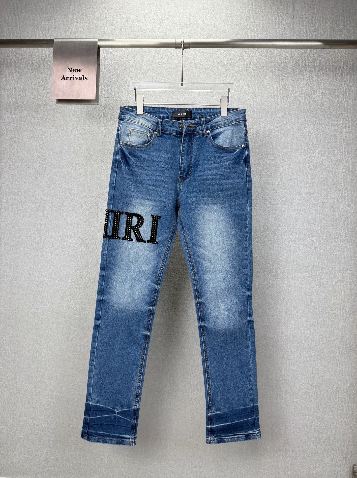 Amiri 2026New Arrival hot diamond patch embroidered letters couple style washed stretch jeans high version high version top ceiling quality styles with different washed textures, very friendly to people with thin legs and thick legs, the straight and loose version is very flattering to the leg shape, the moderate length that never goes out of style, easy to match with casual, the basic styling of various styles, a must-have in the wardrobe! The fabric is stiff but also makes the upper body soft without losing texture. The washing process is even more perfect. It is a must-have item for everyone! ! ! Washed wheat, hang tag, pants label, three labels complete Color: Blue Size: 28, 30, 32, 34 (four sizes)