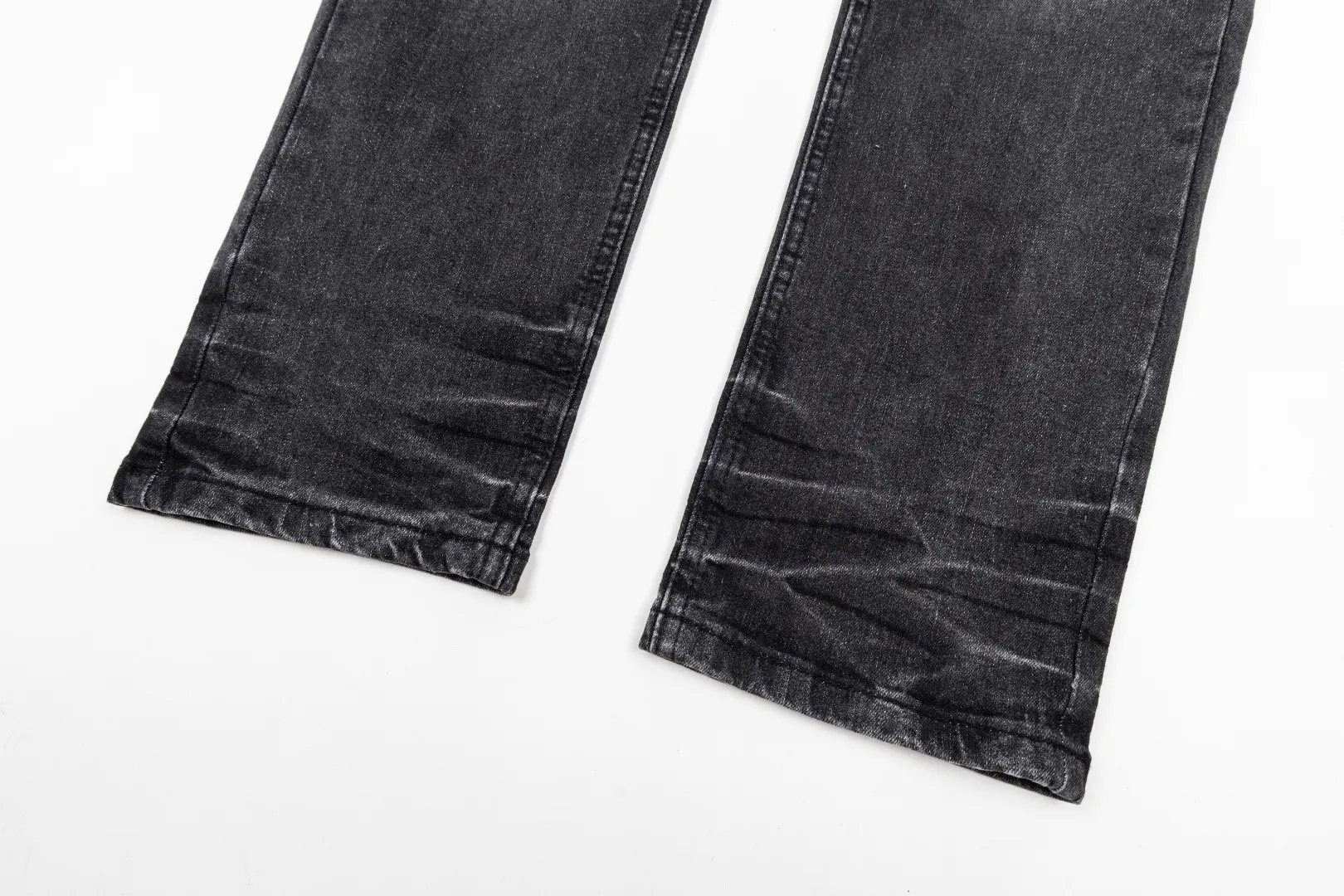 (Top version) AMIRI's new high-luxury heavy-duty stretch washed hole patch high-street fashionable men's and women's couple jeans AMIRI's family uses organic long-staple cotton denim fabrics originating in Los Angeles this year! After a pure natural alkaline phosphatase washing process, the special blue Gray tone is noble and high-end. It feels skin-friendly and delicate, and the inner layer is particularly comfortable when touching the skin! The elastic spandex component makes it particularly comfortable for daily activities. The original and rare Premium fabric is a rare find! Details after details! Amiri's New Arrival high street luxury jeans in Los Angeles mall! The front and back pieces have undergone a multi-layered three-dimensional polishing process, giving the upper body a stylish texture! The metal laser embossed MA metal Brown Nappa leather label on the waist is very exquisite! The pockets are also inlaid with tungsten steel metal logos, and the interior has exquisite ceiling-level workmanship! Hot sale jeans in Los Angeles counters! Enjoy the quality when you wear it yourself, and the value is high as a gift! Manage any large-scale business occasions and Premium private clubs without stress! Highly recommended to buy! Style number: 2047 Color: Black Size: 28 30 32 34