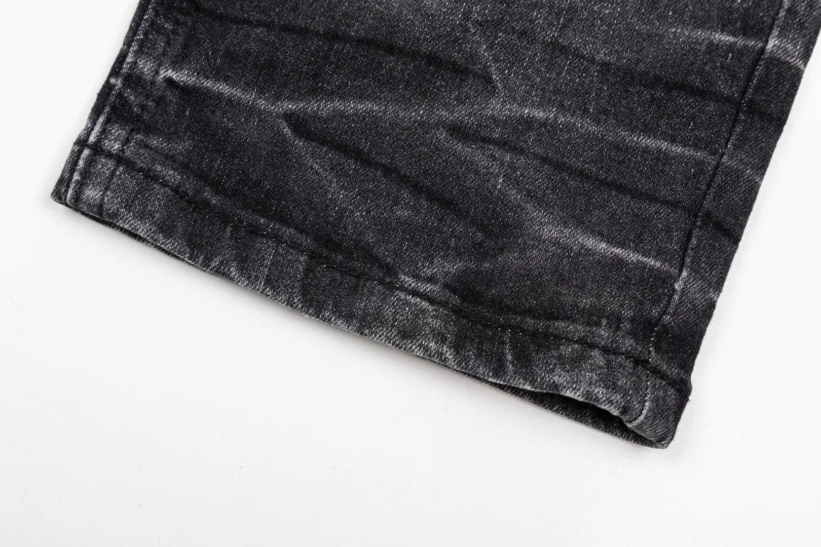 (Top version) AMIRI's new high-luxury heavy-duty stretch washed hole patch high-street fashionable men's and women's couple jeans AMIRI's family uses organic long-staple cotton denim fabrics originating in Los Angeles this year! After a pure natural alkaline phosphatase washing process, the special blue Gray tone is noble and high-end. It feels skin-friendly and delicate, and the inner layer is particularly comfortable when touching the skin! The elastic spandex component makes it particularly comfortable for daily activities. The original and rare Premium fabric is a rare find! Details after details! Amiri's New Arrival high street luxury jeans in Los Angeles mall! The front and back pieces have undergone a multi-layered three-dimensional polishing process, giving the upper body a stylish texture! The metal laser embossed MA metal Brown Nappa leather label on the waist is very exquisite! The pockets are also inlaid with tungsten steel metal logos, and the interior has exquisite ceiling-level workmanship! Hot sale jeans in Los Angeles counters! Enjoy the quality when you wear it yourself, and the value is high as a gift! Manage any large-scale business occasions and Premium private clubs without stress! Highly recommended to buy! Style number: 2047 Color: Black Size: 28 30 32 34