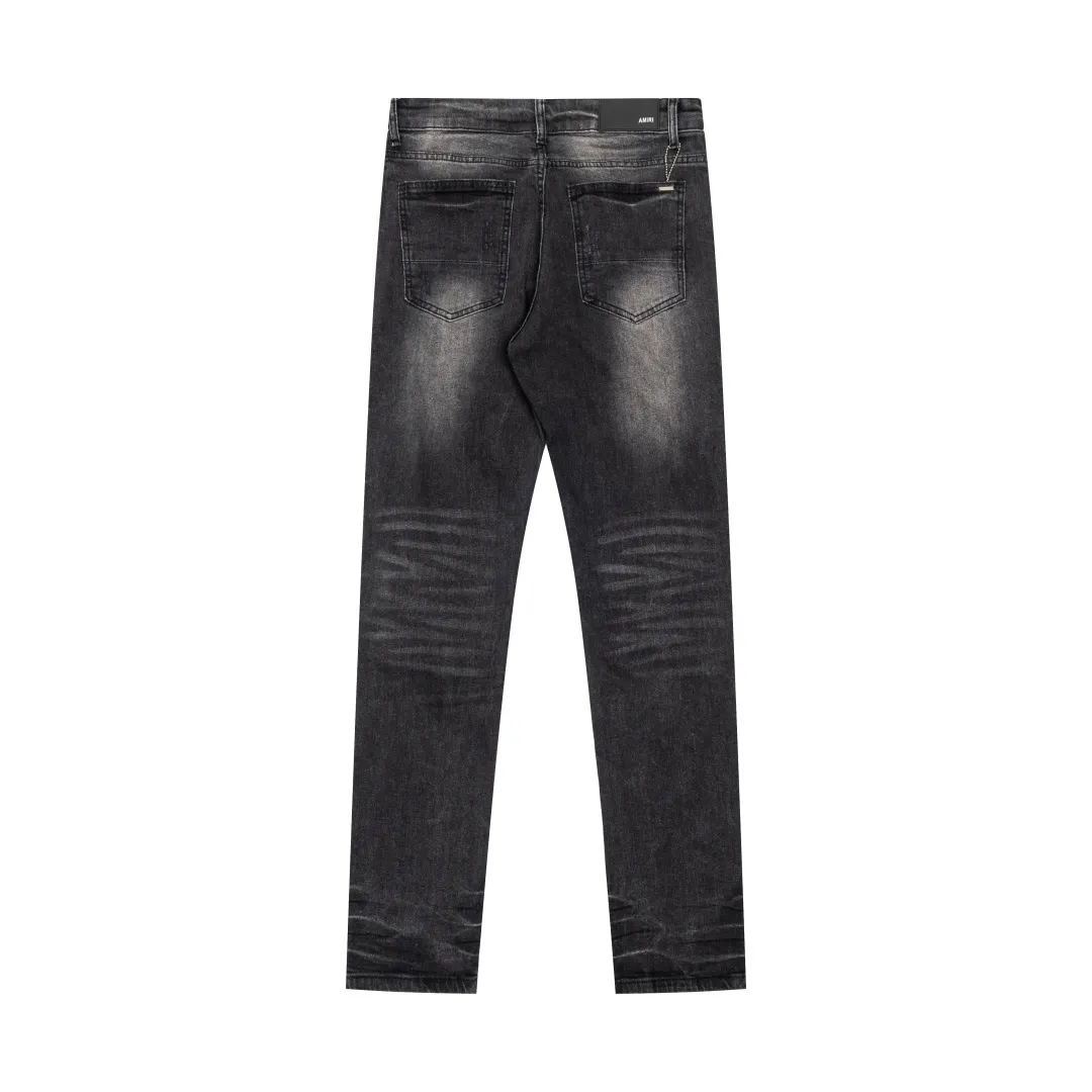 (Top version) AMIRI's new high-luxury heavy-duty stretch washed hole patch high-street fashionable men's and women's couple jeans AMIRI's family uses organic long-staple cotton denim fabrics originating in Los Angeles this year! After a pure natural alkaline phosphatase washing process, the special blue Gray tone is noble and high-end. It feels skin-friendly and delicate, and the inner layer is particularly comfortable when touching the skin! The elastic spandex component makes it particularly comfortable for daily activities. The original and rare Premium fabric is a rare find! Details after details! Amiri's New Arrival high street luxury jeans in Los Angeles mall! The front and back pieces have undergone a multi-layered three-dimensional polishing process, giving the upper body a stylish texture! The metal laser embossed MA metal Brown Nappa leather label on the waist is very exquisite! The pockets are also inlaid with tungsten steel metal logos, and the interior has exquisite ceiling-level workmanship! Hot sale jeans in Los Angeles counters! Enjoy the quality when you wear it yourself, and the value is high as a gift! Manage any large-scale business occasions and Premium private clubs without stress! Highly recommended to buy! Style number: 2047 Color: Black Size: 28 30 32 34