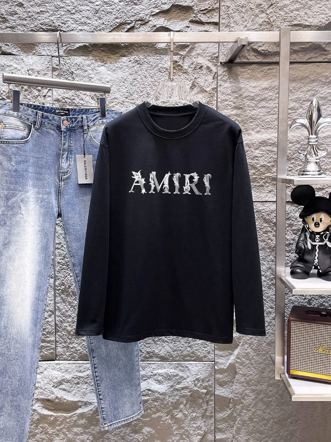 "𝙉𝙚𝙬🤍🖤AMIRI" 2026 Autumn and Winter Counter New Arrival Fashionable and casual bottoming shirt, long-sleeved T-shirt, made of high-density pure cotton fabric with exquisite original logo. It has both comfort and breathability, and is extremely soft. It is very handsome whether worn alone or as an inner layer. It conforms to men’s practical dressing habits and pursues luxury, noble and elegant style, creating extraordinary men’s taste. The visual effect is very good, the grade is very high, simple and fashionable, and it is a must-have choice for leisure and business! Color: White Black Sizes: S M L