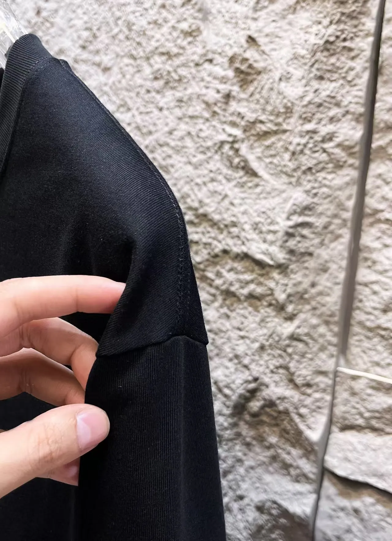 "𝙉𝙚𝙬🤍🖤AMIRI" 2026 Autumn and Winter Counter New Arrival Fashionable and casual bottoming shirt, long-sleeved T-shirt, made of high-density pure cotton fabric with exquisite original logo. It has both comfort and breathability, and is extremely soft. It is very handsome whether worn alone or as an inner layer. It conforms to men’s practical dressing habits and pursues luxury, noble and elegant style, creating extraordinary men’s taste. The visual effect is very good, the grade is very high, simple and fashionable, and it is a must-have choice for leisure and business! Color: White Black Sizes: S M L
