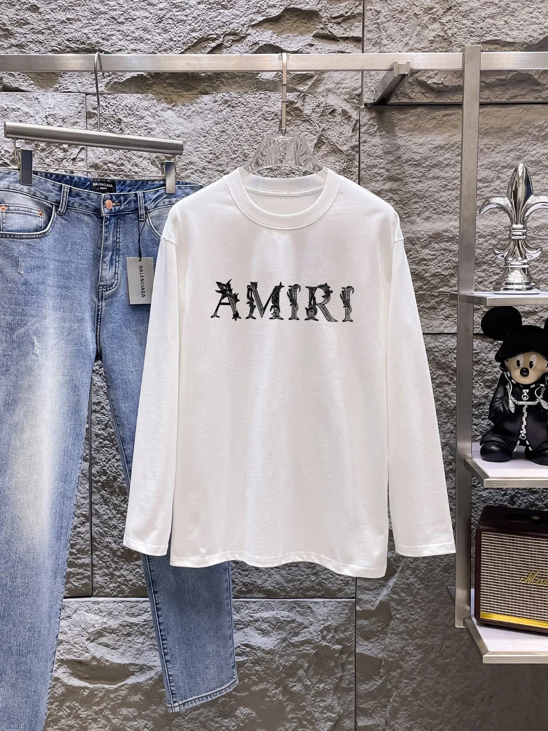"𝙉𝙚𝙬🤍🖤AMIRI" 2026 Autumn and Winter Counter New Arrival Fashionable and casual bottoming shirt, long-sleeved T-shirt, made of high-density pure cotton fabric with exquisite original logo. It has both comfort and breathability, and is extremely soft. It is very handsome whether worn alone or as an inner layer. It conforms to men’s practical dressing habits and pursues luxury, noble and elegant style, creating extraordinary men’s taste. The visual effect is very good, the grade is very high, simple and fashionable, and it is a must-have choice for leisure and business! Color: White Black Sizes: S M L