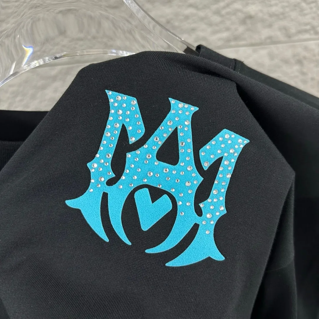 Amiri*Emile 2026 Early Spring and Summer New Arrival Customized plain cotton double yarn fabric Short-sleeved T-shirt Classic letter hot diamond + flocking technology Men and women Same Style Color: Black White Size: S (90-130 pounds) M (120-150 pounds) L (140-165 pounds) XL (160-180 pounds) XXL (180 pounds)