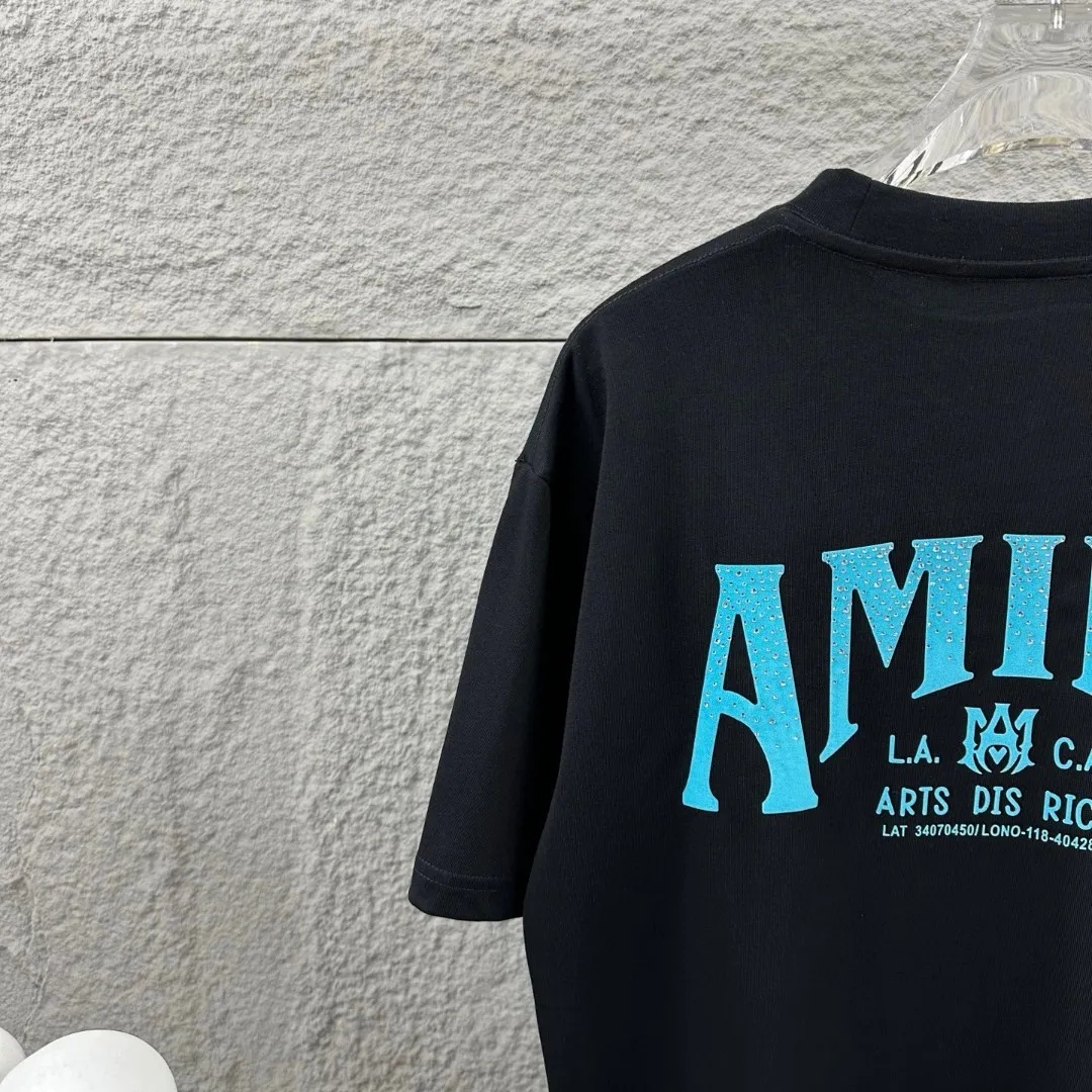 Amiri*Emile 2026 Early Spring and Summer New Arrival Customized plain cotton double yarn fabric Short-sleeved T-shirt Classic letter hot diamond + flocking technology Men and women Same Style Color: Black White Size: S (90-130 pounds) M (120-150 pounds) L (140-165 pounds) XL (160-180 pounds) XXL (180 pounds)