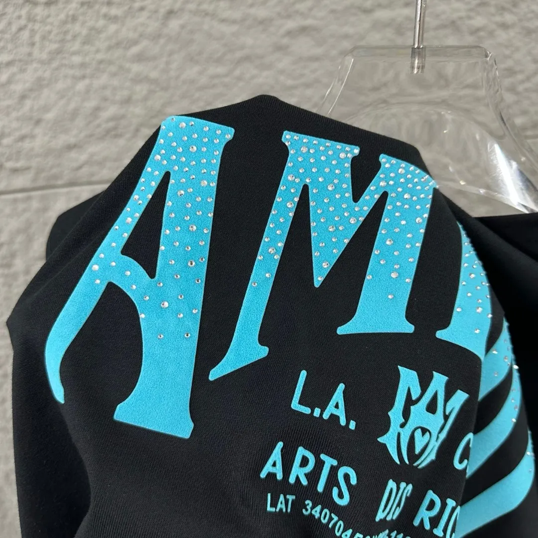 Amiri*Emile 2026 Early Spring and Summer New Arrival Customized plain cotton double yarn fabric Short-sleeved T-shirt Classic letter hot diamond + flocking technology Men and women Same Style Color: Black White Size: S (90-130 pounds) M (120-150 pounds) L (140-165 pounds) XL (160-180 pounds) XXL (180 pounds)