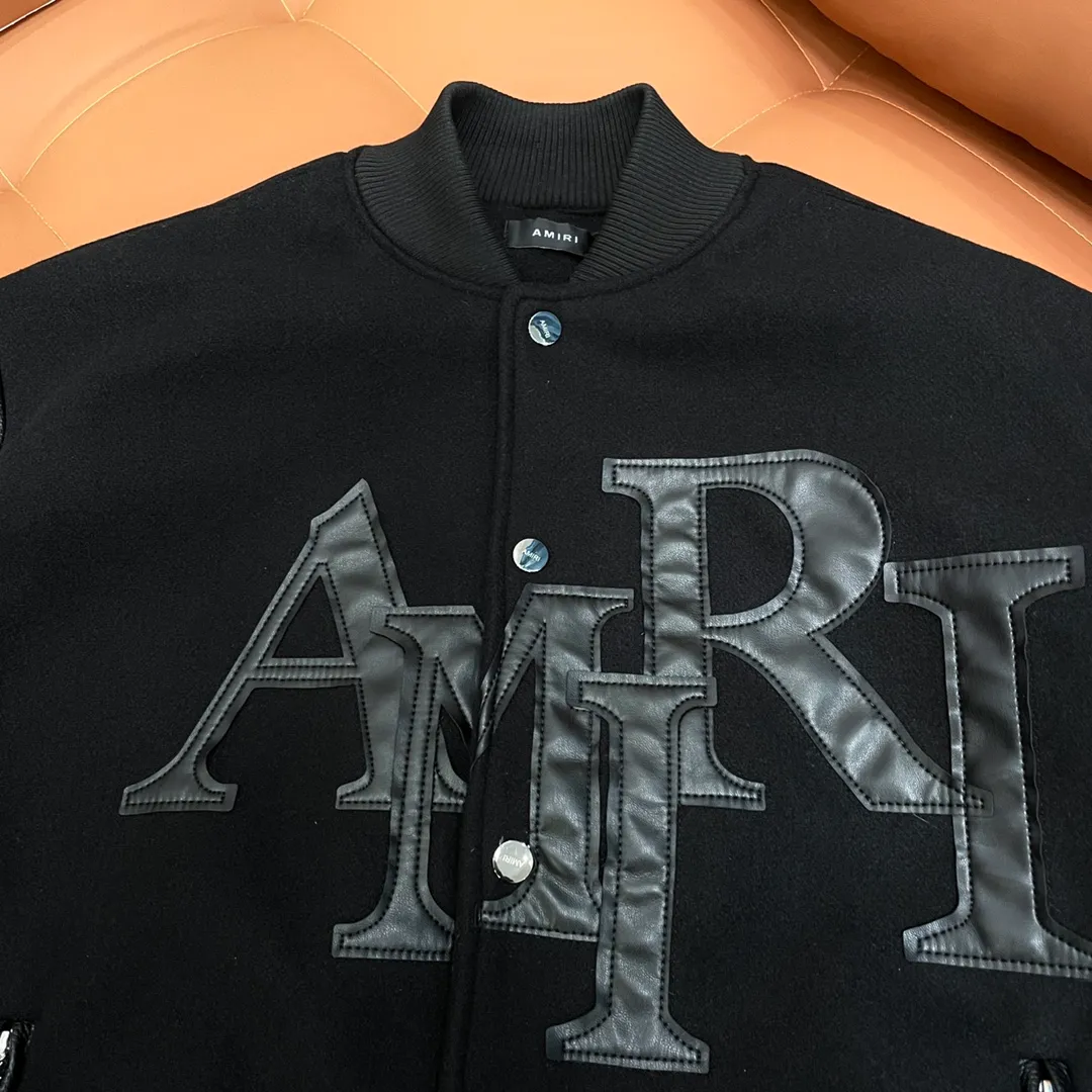 Ami➡️Ami’s 2024ss runway baseball uniform jacket. I ordered the original model and it took a month to finally ship. I love it so much. The upper body is really super handsome. A Douyin blogger said that LV's new products this year will become the future trend. If you look through street photos, you will find that celebrities regard it as a collectible jacket, a must-have item for men and women who want light luxury for commuting. Developing the highest version on the entire network, it took 1 month to customize and the cost was extremely high. The German imported flat machine made custom-woven wool jacquard threads, using the first layer of imported lambskin. The pleated texture is incomparable. It is hand-cut and meticulously crafted. The stitching position is very technical. Whether the whole garment looks good or not depends on this position. Top-notch workmanship and details can stand the test. A full set of customized accessories, the letters are clear and perfectly restored without any difference. Premium atmosphere and full grade! The entire dress is exclusively customized with heavy craftsmanship. The towel patch embroidery is perfectly combined with craft embroidery and precise stitching! Absolute craftsmanship and quality!