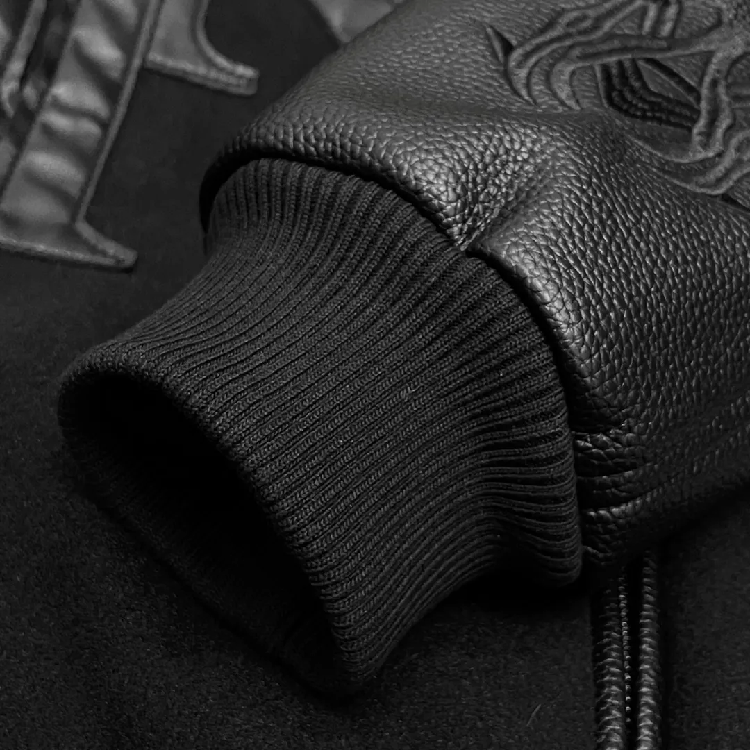 Ami➡️Ami’s 2024ss runway baseball uniform jacket. I ordered the original model and it took a month to finally ship. I love it so much. The upper body is really super handsome. A Douyin blogger said that LV's new products this year will become the future trend. If you look through street photos, you will find that celebrities regard it as a collectible jacket, a must-have item for men and women who want light luxury for commuting. Developing the highest version on the entire network, it took 1 month to customize and the cost was extremely high. The German imported flat machine made custom-woven wool jacquard threads, using the first layer of imported lambskin. The pleated texture is incomparable. It is hand-cut and meticulously crafted. The stitching position is very technical. Whether the whole garment looks good or not depends on this position. Top-notch workmanship and details can stand the test. A full set of customized accessories, the letters are clear and perfectly restored without any difference. Premium atmosphere and full grade! The entire dress is exclusively customized with heavy craftsmanship. The towel patch embroidery is perfectly combined with craft embroidery and precise stitching! Absolute craftsmanship and quality!