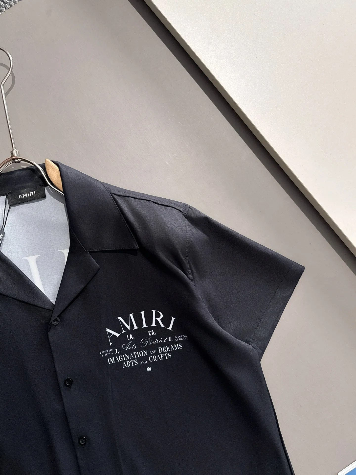 AMIRI 2026 Spring/Summer Classic LOGO design full-print suit, made of light cotton with full-body digital printing, made of high-quality polyester fiber fabric, the pants are lined with Breathable mesh, and are carefully crafted into a standard fit, which can be matched separately with clothes. Versatile style for leisure time! The Classic logo on the whole body is very eye-catching, showing a sense of luxury and style, becoming the mainstream of Classic and never going out of style with a hint of elegance! Stunningly handsome Classic with dashing looks. Same Style for men and women. Sizes: M-3XL (Please note your height and weight when placing an order)