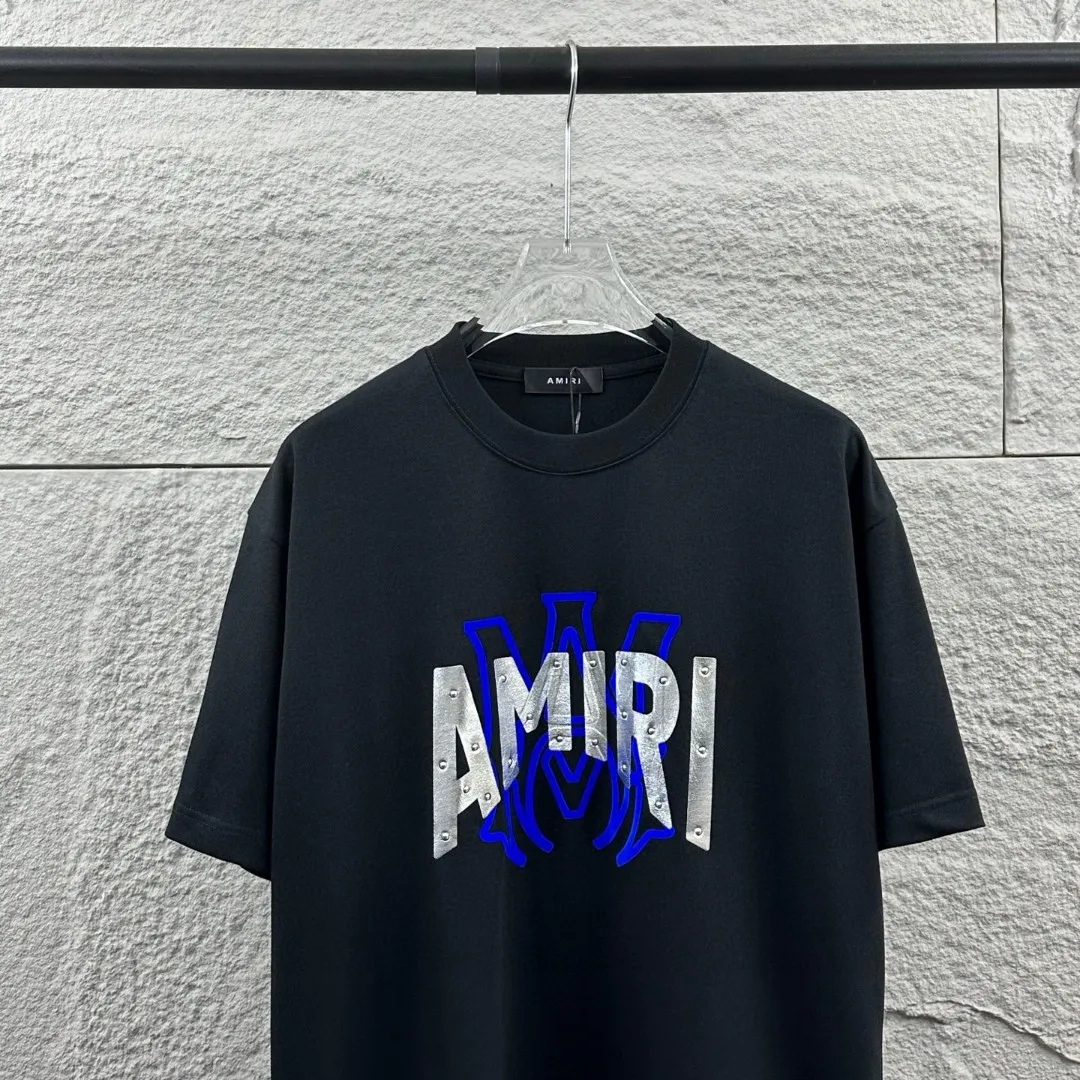Amiri*Emile 2026 Early Spring and Summer New Arrival Customized plain cotton double yarn fabric Short-sleeved T-shirt Classic letter three-dimensional flocking + hot silver technology Men and women Same Style Color: Black White Size: S (90-130 pounds) M (120-150 pounds) L (140-165 pounds) XL (160-180 pounds) XXL (180 pounds)