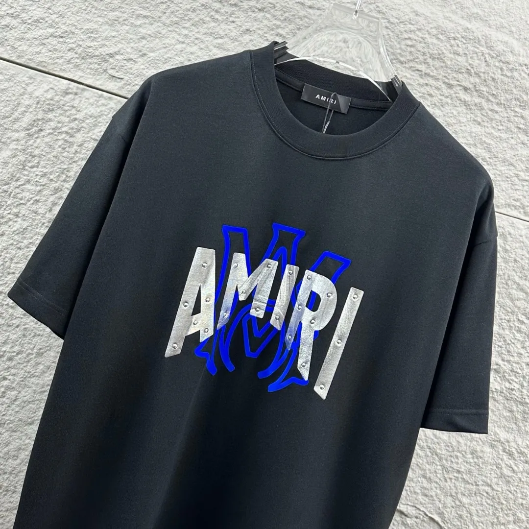 Amiri*Emile 2026 Early Spring and Summer New Arrival Customized plain cotton double yarn fabric Short-sleeved T-shirt Classic letter three-dimensional flocking + hot silver technology Men and women Same Style Color: Black White Size: S (90-130 pounds) M (120-150 pounds) L (140-165 pounds) XL (160-180 pounds) XXL (180 pounds)