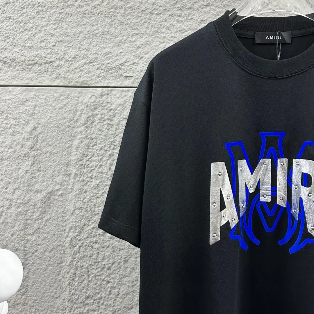 Amiri*Emile 2026 Early Spring and Summer New Arrival Customized plain cotton double yarn fabric Short-sleeved T-shirt Classic letter three-dimensional flocking + hot silver technology Men and women Same Style Color: Black White Size: S (90-130 pounds) M (120-150 pounds) L (140-165 pounds) XL (160-180 pounds) XXL (180 pounds)