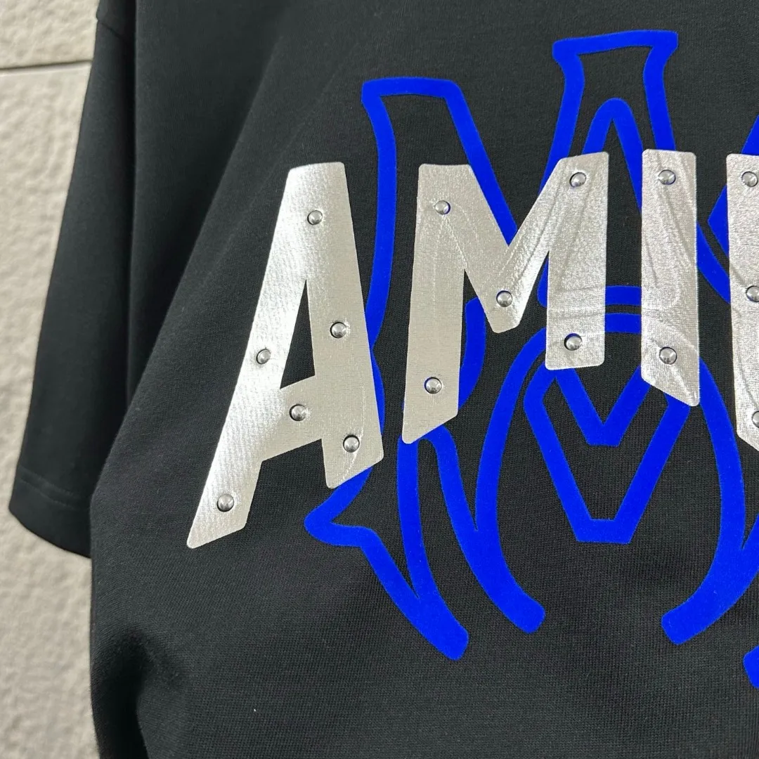 Amiri*Emile 2026 Early Spring and Summer New Arrival Customized plain cotton double yarn fabric Short-sleeved T-shirt Classic letter three-dimensional flocking + hot silver technology Men and women Same Style Color: Black White Size: S (90-130 pounds) M (120-150 pounds) L (140-165 pounds) XL (160-180 pounds) XXL (180 pounds)