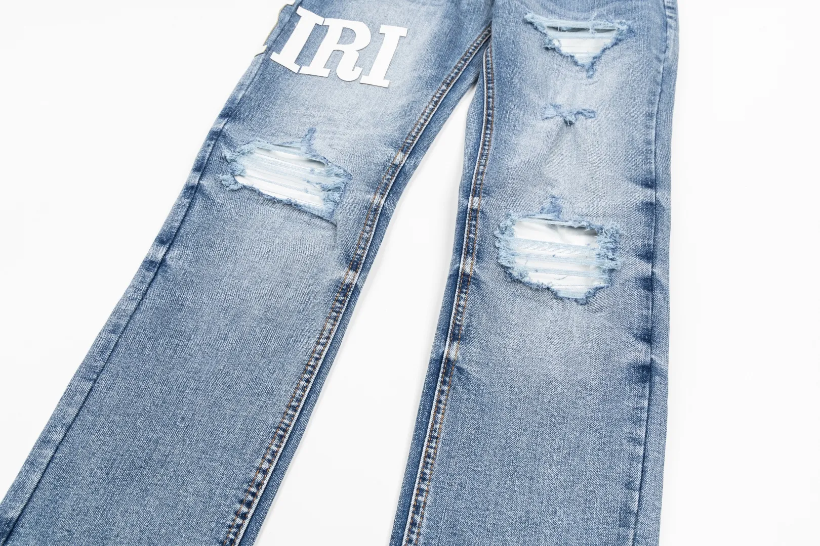 (Top version) AMIRI's new high-luxury heavy-duty stretch water patch embroidered high-street trendy men's and women's couple jeans AMIRI's family uses organic long-staple cotton denim fabrics originating in Los Angeles this year! After a pure natural alkaline phosphatase washing process, the special blue Gray tone is noble and high-end. It feels skin-friendly and delicate, and the inner layer is particularly comfortable when touching the skin! The elastic spandex component makes it particularly comfortable for daily activities. The original and rare Premium fabric is a rare find! Details after details! Amiri's New Arrival high street luxury jeans in Los Angeles mall! The front and back pieces have undergone a multi-layered three-dimensional polishing process, giving the upper body a stylish texture! The metal laser embossed MA metal Brown Nappa leather label on the waist is very exquisite! The pockets are also inlaid with tungsten steel metal logos, and the interior has exquisite ceiling-level workmanship! Hot sale jeans in Los Angeles counters! Enjoy the quality when you wear it yourself, and the value is high as a gift! Manage any large-scale business occasions and Premium private clubs without stress! Highly recommended to buy! Style number: 2059 Color: Blue Size: 28 30 32 34