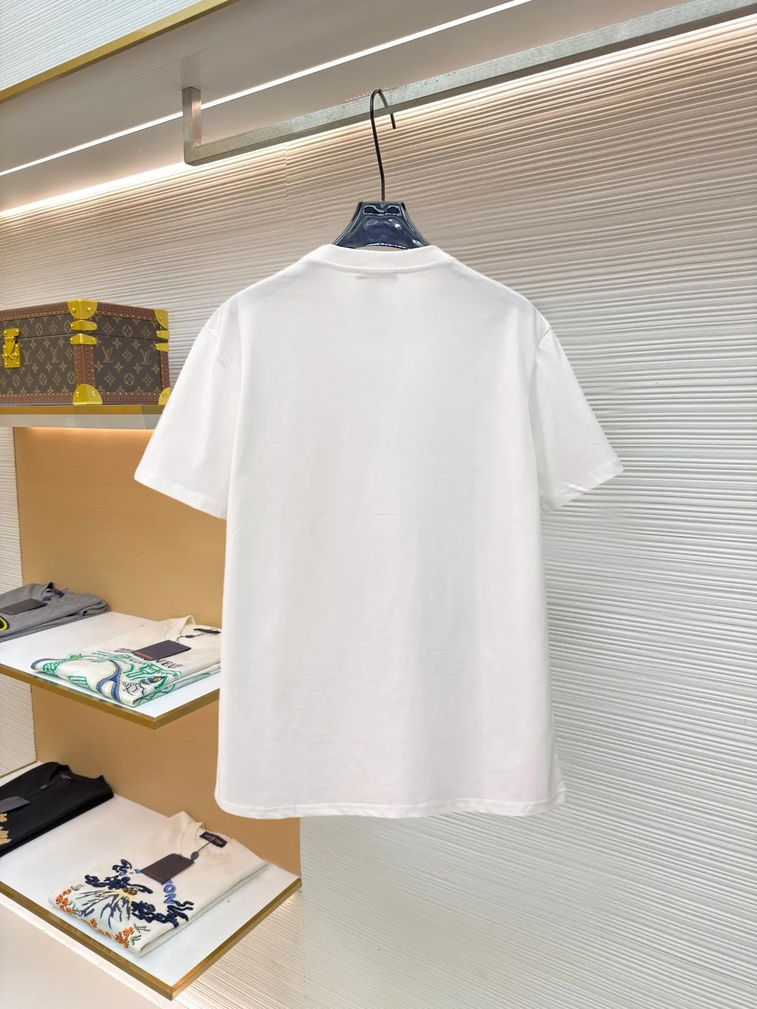 Emile's New Arrival short-sleeved T-shirt, complete with three labels, original fabric, original customized accessories, official Same Style, using 32S gram tight fabric, customized same-tank dyed fabric, feels very comfortable and smooth, very wide and stylish, produced by the first-line brand Factory, the collar rib is woven with imported yarn, does not deform after long-term wear, the most New Arrival style in spring and summer, fashionable and individual, super Versatile, a good-looking one, very suitable for both men and women A must-have for everyone Size: S-XXL
