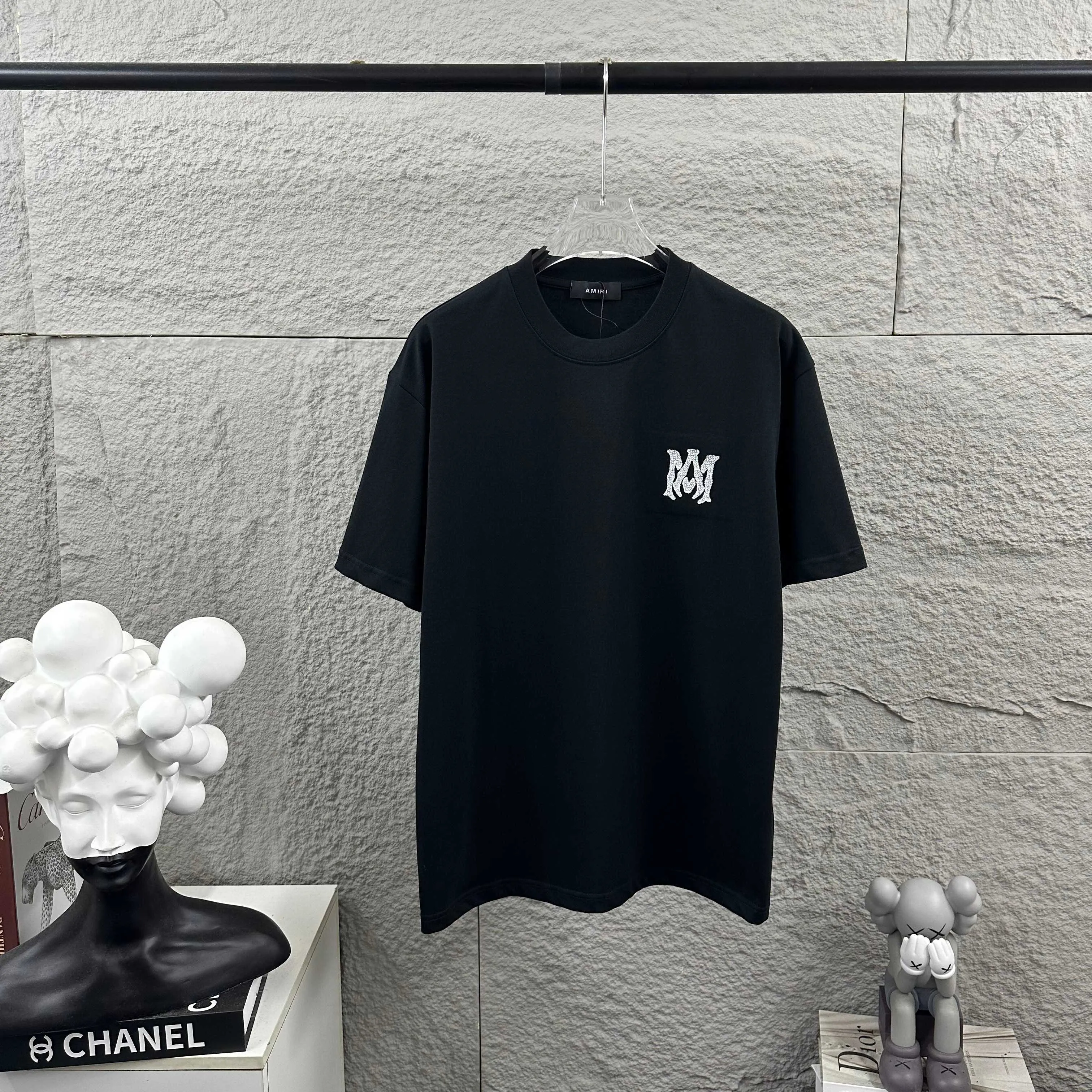 Amiri*Emile 2026 Early Spring and Summer New Arrival Customized plain cotton double yarn fabric Short-sleeved T-shirt Classic letter embroidery technology Men and women Same Style Color: Black White Size: S (90-130 pounds) M (120-150 pounds) L (140-165 pounds) XL (160-180 pounds) XXL (180 pounds)