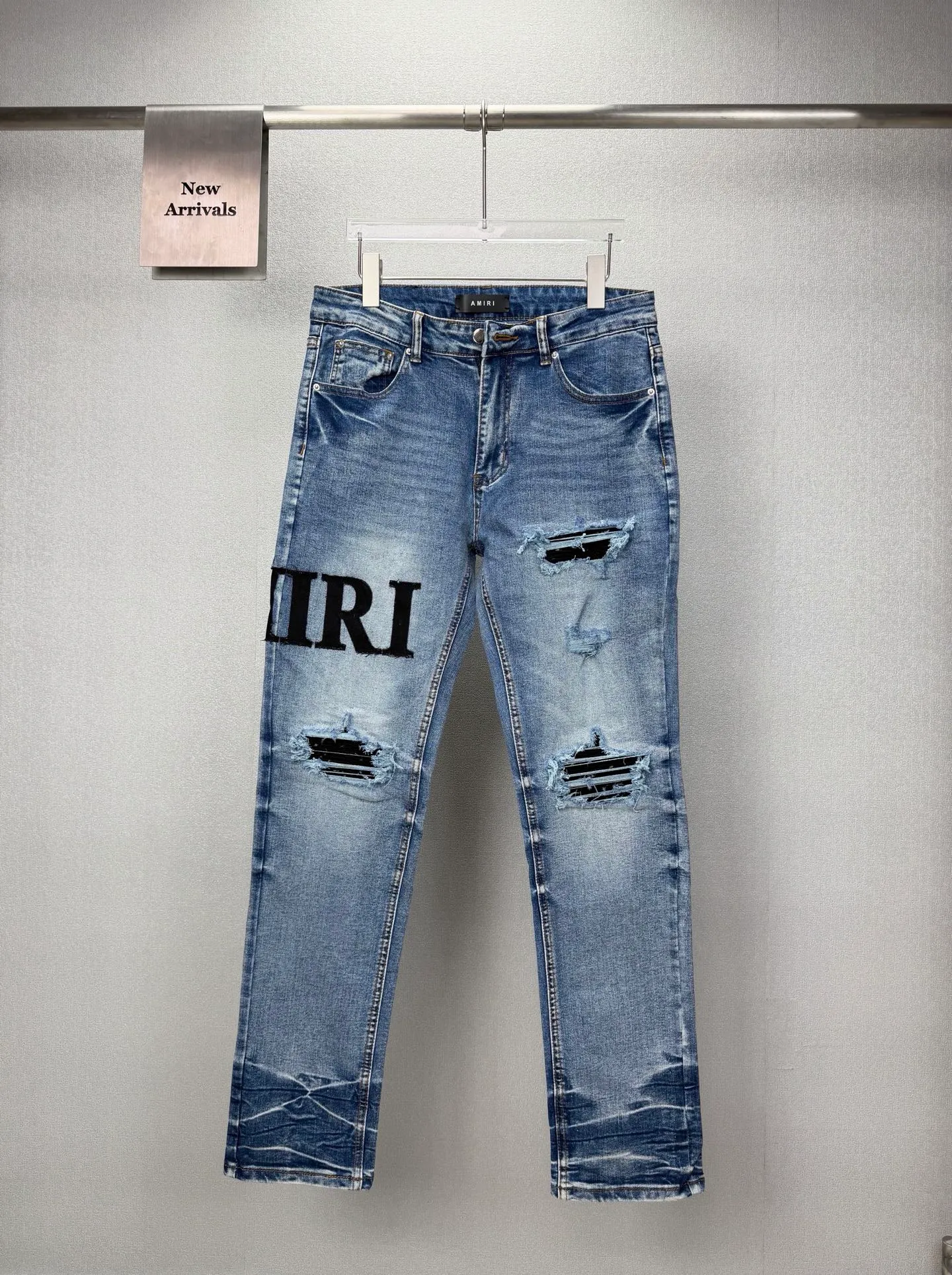 Amiri 2026 New Arrival Black Appliqué Embroidered Letter Patch Couple's Washed Stretch Jeans High Version High Version Top Ceiling Quality Styles with different washed textures are very friendly to people with thin legs and thick legs. The straight and loose version is very flattering to the leg shape. The moderate length will never go out of style, and it is easy to match casually. It is the basis of various styles and a must-have in the wardrobe! The fabric is stiff but also makes the upper body soft without losing texture. The washing process is even more perfect. It is a must-have item for everyone! ! ! Washed wheat, hang tag, pants label, three complete labels Color: Blue Size: 28, 30, 32, 34 (four sizes)