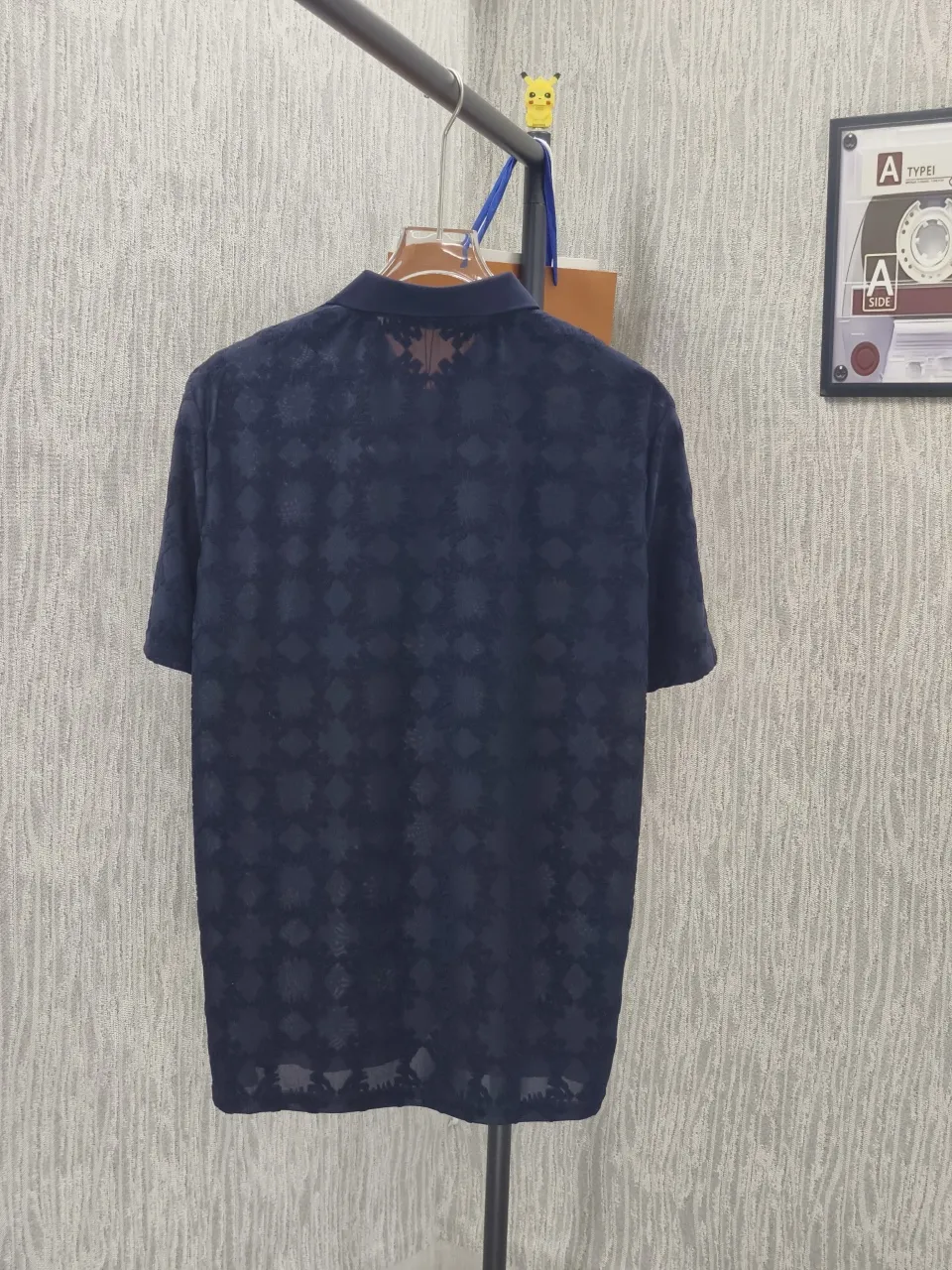 🌈🌈 AMIRI All-over presbyopia jacquard short-sleeved lapel short-sleeved polo shirt. Selected soft waxy terry cotton fabric, fluffy and skin-friendly, breathable and not sweaty. Customized fabrics are made of wafer cloth weaving and jacquard knitting technology. Straight-leg tailoring, smooth, comfortable upper body, Breathable, concave and convex three-dimensional, fashionable and casual wear. Color: Navy Blue Sizes:M-3XL