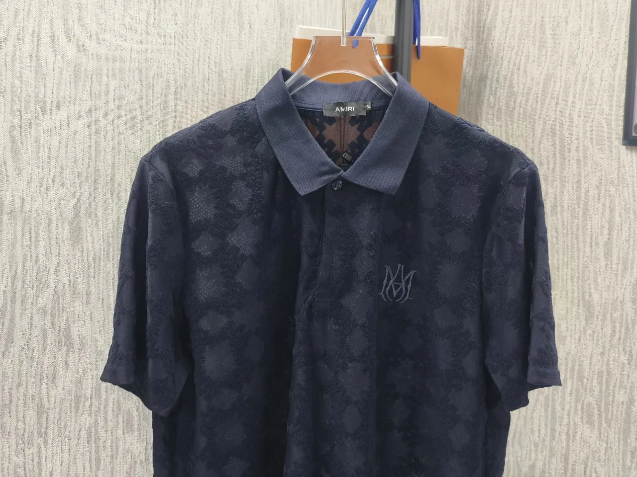 🌈🌈 AMIRI All-over presbyopia jacquard short-sleeved lapel short-sleeved polo shirt. Selected soft waxy terry cotton fabric, fluffy and skin-friendly, breathable and not sweaty. Customized fabrics are made of wafer cloth weaving and jacquard knitting technology. Straight-leg tailoring, smooth, comfortable upper body, Breathable, concave and convex three-dimensional, fashionable and casual wear. Color: Navy Blue Sizes:M-3XL