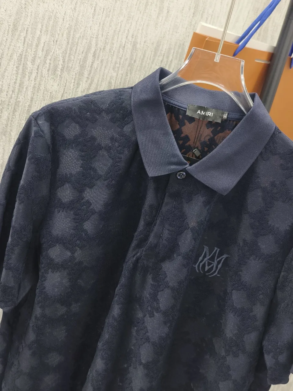 🌈🌈 AMIRI All-over presbyopia jacquard short-sleeved lapel short-sleeved polo shirt. Selected soft waxy terry cotton fabric, fluffy and skin-friendly, breathable and not sweaty. Customized fabrics are made of wafer cloth weaving and jacquard knitting technology. Straight-leg tailoring, smooth, comfortable upper body, Breathable, concave and convex three-dimensional, fashionable and casual wear. Color: Navy Blue Sizes:M-3XL