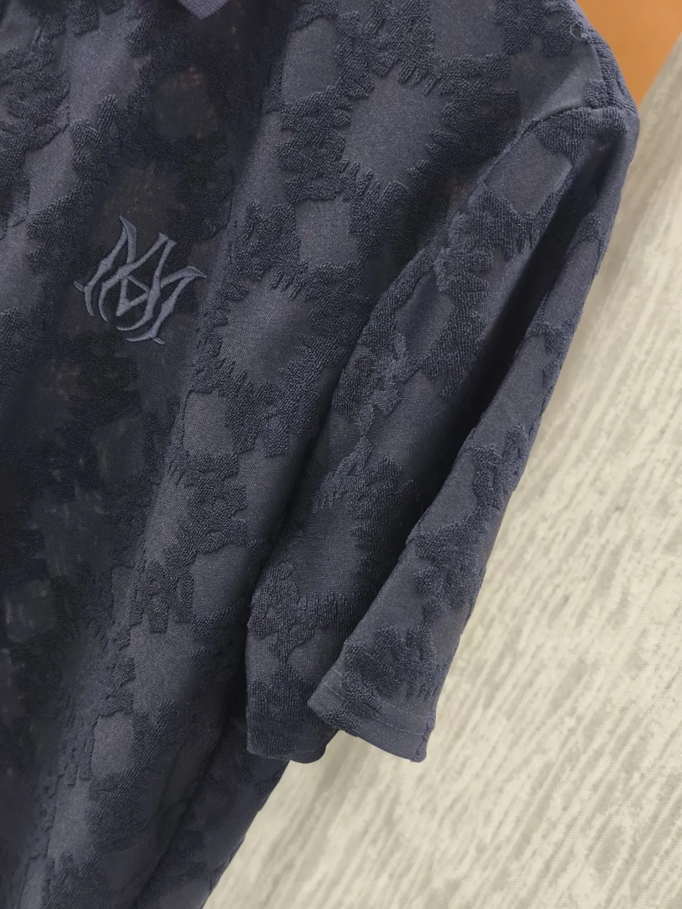 🌈🌈 AMIRI All-over presbyopia jacquard short-sleeved lapel short-sleeved polo shirt. Selected soft waxy terry cotton fabric, fluffy and skin-friendly, breathable and not sweaty. Customized fabrics are made of wafer cloth weaving and jacquard knitting technology. Straight-leg tailoring, smooth, comfortable upper body, Breathable, concave and convex three-dimensional, fashionable and casual wear. Color: Navy Blue Sizes:M-3XL