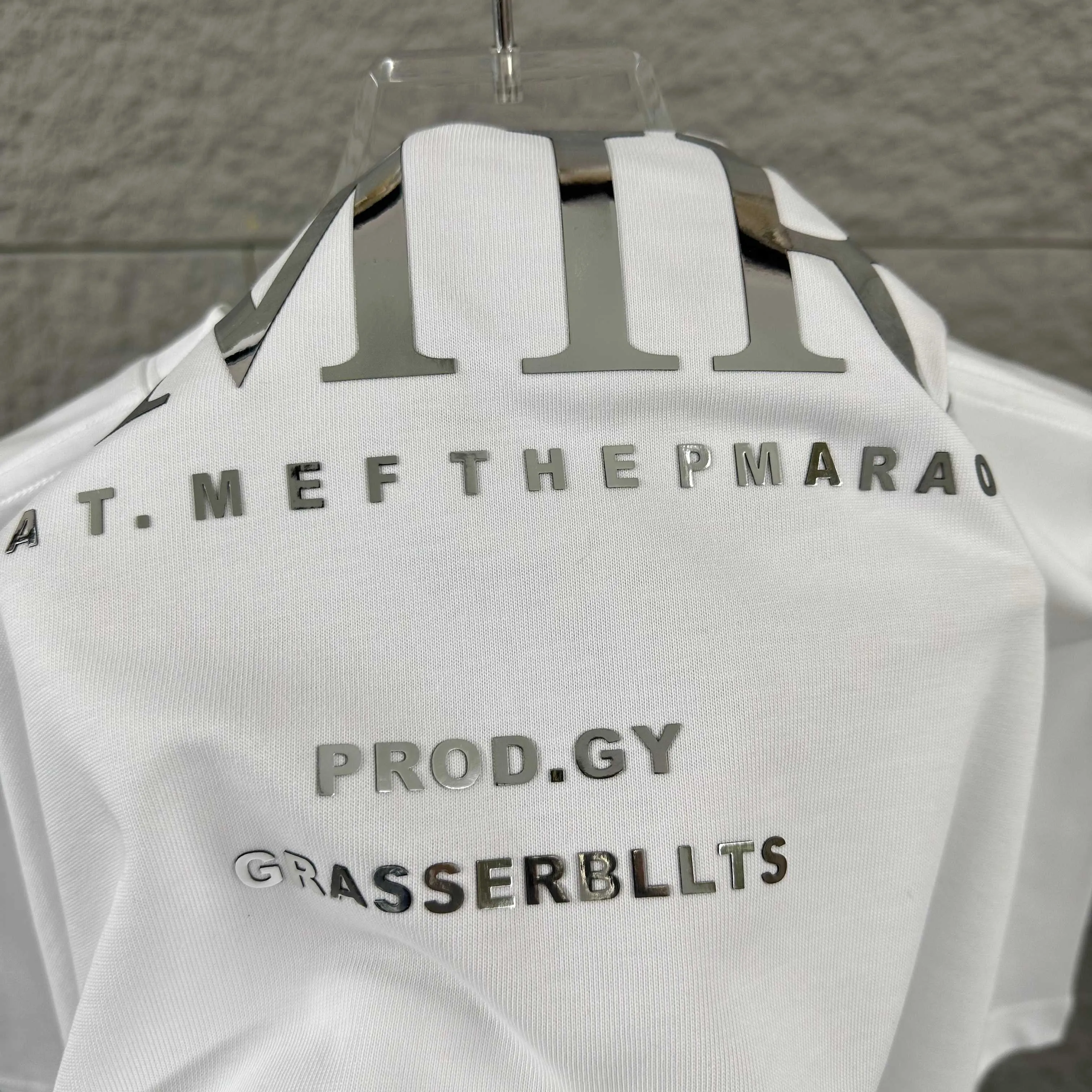 Amiri*Emile 2026 Early Spring and Summer New Arrival Customized plain cotton double yarn fabric Short-sleeved T-shirt Classic letter silvering process Men and women Same Style Color: Black White Size: S (90-130 pounds) M (120-150 pounds) L (140-165 pounds) XL (160-180 pounds) XXL (180 pounds)