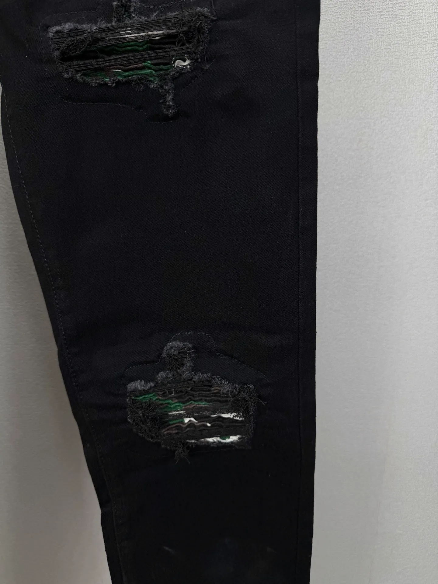 Amiri 2026 New Arrival Distressed Black White Patch Couple's Washed Stretch Jeans High Version High Version Top Ceiling Quality Styles with different washed textures are very friendly to people with thin legs and thick legs. The straight and loose version is very flattering to the leg shape. The moderate length is timeless and easy to match. It is the basis of various styles and a must-have in the wardrobe! The fabric is stiff but also makes the upper body soft without losing texture. The washing process is even more perfect. It is a must-have item for everyone! ! ! Washed wheat, hang tag, pants label, three complete labels Color: Black Size: 28, 30, 32, 34 (four sizes)