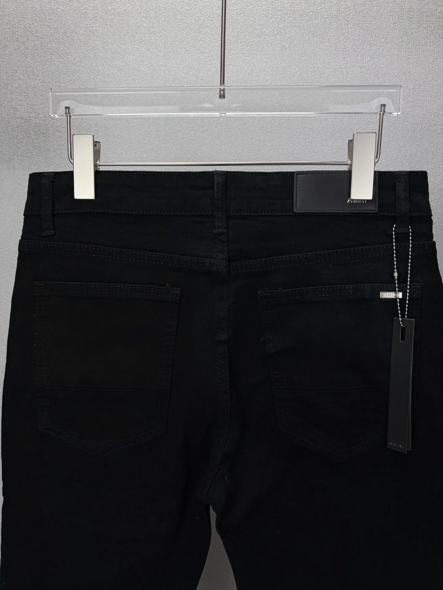 Amiri 2026 New Arrival Distressed Black White Patch Couple's Washed Stretch Jeans High Version High Version Top Ceiling Quality Styles with different washed textures are very friendly to people with thin legs and thick legs. The straight and loose version is very flattering to the leg shape. The moderate length is timeless and easy to match. It is the basis of various styles and a must-have in the wardrobe! The fabric is stiff but also makes the upper body soft without losing texture. The washing process is even more perfect. It is a must-have item for everyone! ! ! Washed wheat, hang tag, pants label, three complete labels Color: Black Size: 28, 30, 32, 34 (four sizes)