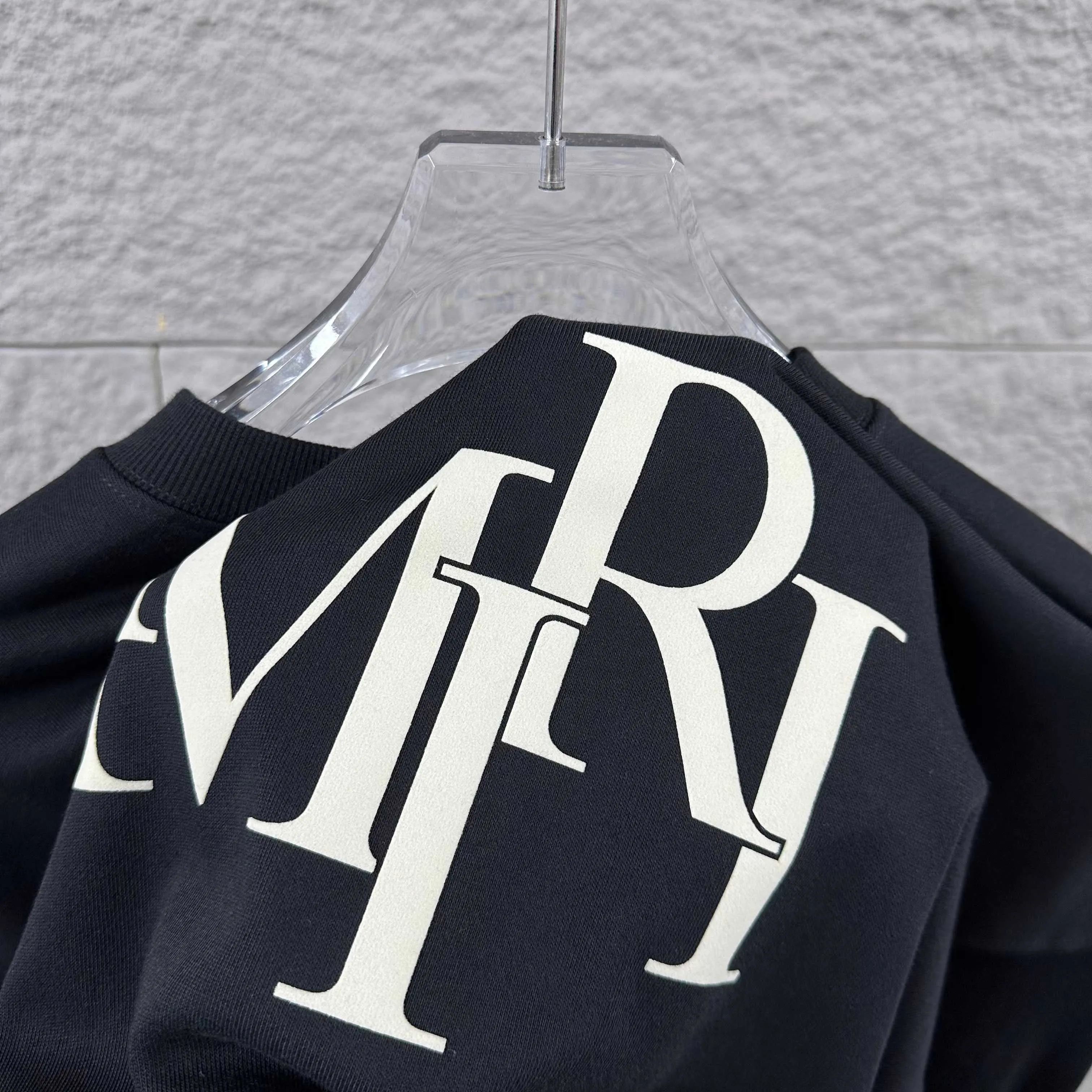 Amiri*Emile 2026 Early Autumn and Winter New Arrival Classic letter totem three-dimensional flocking technology Customized terry fabric Long-sleeved round neck sweatshirt Men and women Same Style Color: Black White Size: S (90-130 pounds) M (120-150 pounds) L (140-165 pounds) XL (160-180 pounds) XXL (180 pounds)