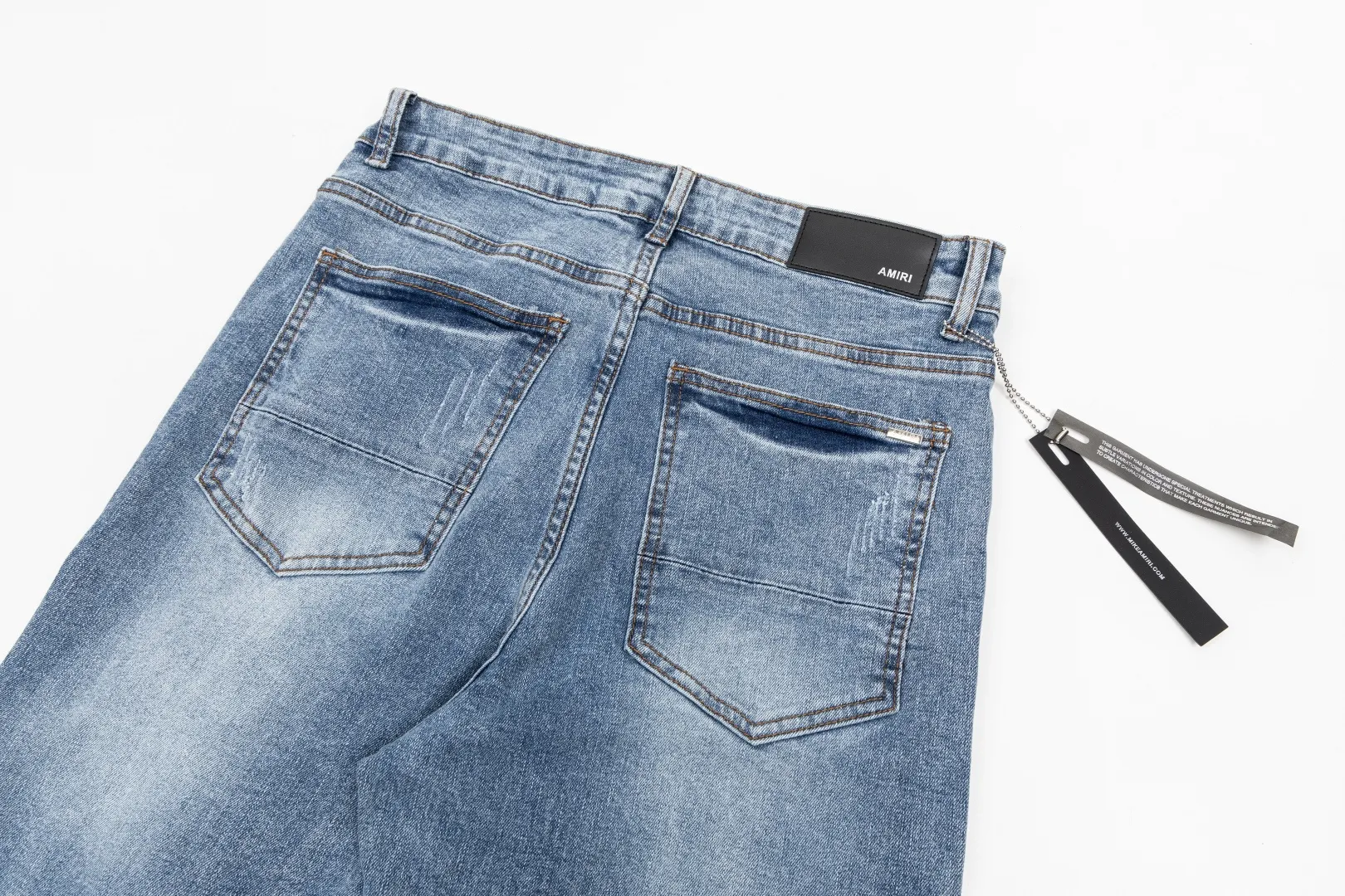 (Top version) AMIRI's new high-luxury heavy-duty stretch washed hole patch high-street fashionable men's and women's couple jeans AMIRI's family uses organic long-staple cotton denim fabrics originating in Los Angeles this year! After a pure natural alkaline phosphatase washing process, the special blue Gray tone is noble and high-end. It feels skin-friendly and delicate, and the inner layer is particularly comfortable when touching the skin! The elastic spandex component makes it particularly comfortable for daily activities. The original and rare Premium fabric is a rare find! Details after details! Amiri's New Arrival high street luxury jeans in Los Angeles mall! The front and back pieces have undergone a multi-layered three-dimensional polishing process, giving the upper body a stylish texture! The metal laser embossed MA metal Brown Nappa leather label on the waist is very exquisite! The pockets are also inlaid with tungsten steel metal logos, and the interior has exquisite ceiling-level workmanship! Hot sale jeans in Los Angeles counters! Enjoy the quality when you wear it yourself, and the value is high as a gift! Manage any large-scale business occasions and Premium private clubs without stress! Highly recommended to buy! Style number: 2040 Color: Blue Size: 28 30 32 34