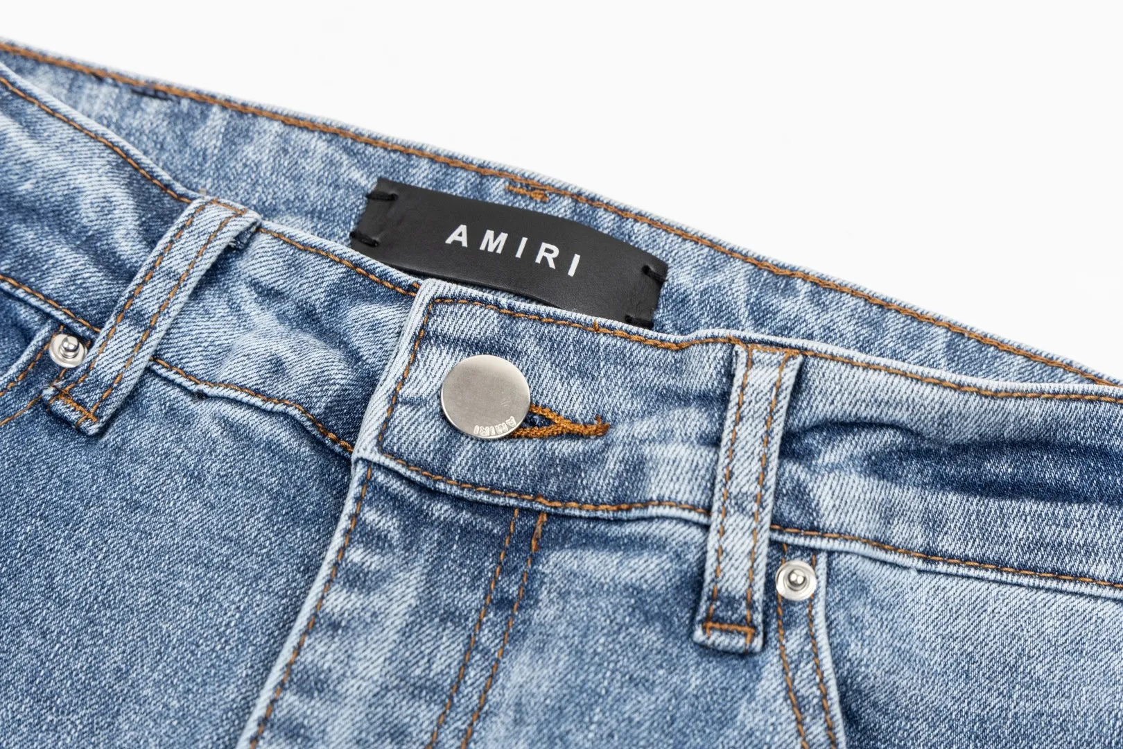 (Top version) AMIRI's new high-luxury heavy-duty stretch washed hole patch high-street fashionable men's and women's couple jeans AMIRI's family uses organic long-staple cotton denim fabrics originating in Los Angeles this year! After a pure natural alkaline phosphatase washing process, the special blue Gray tone is noble and high-end. It feels skin-friendly and delicate, and the inner layer is particularly comfortable when touching the skin! The elastic spandex component makes it particularly comfortable for daily activities. The original and rare Premium fabric is a rare find! Details after details! Amiri's New Arrival high street luxury jeans in Los Angeles mall! The front and back pieces have undergone a multi-layered three-dimensional polishing process, giving the upper body a stylish texture! The metal laser embossed MA metal Brown Nappa leather label on the waist is very exquisite! The pockets are also inlaid with tungsten steel metal logos, and the interior has exquisite ceiling-level workmanship! Hot sale jeans in Los Angeles counters! Enjoy the quality when you wear it yourself, and the value is high as a gift! Manage any large-scale business occasions and Premium private clubs without stress! Highly recommended to buy! Style number: 2040 Color: Blue Size: 28 30 32 34