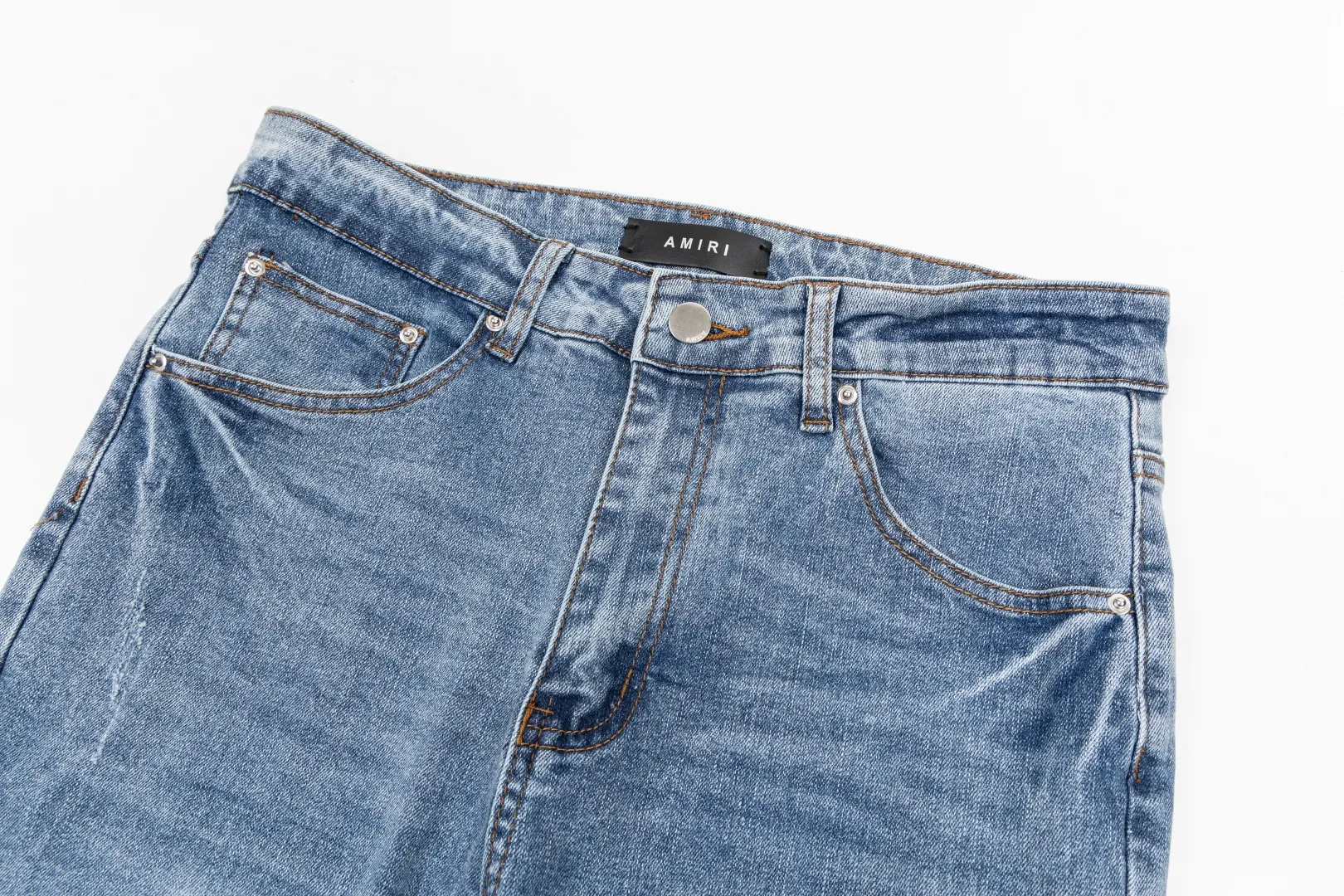 (Top version) AMIRI's new high-luxury heavy-duty stretch washed hole patch high-street fashionable men's and women's couple jeans AMIRI's family uses organic long-staple cotton denim fabrics originating in Los Angeles this year! After a pure natural alkaline phosphatase washing process, the special blue Gray tone is noble and high-end. It feels skin-friendly and delicate, and the inner layer is particularly comfortable when touching the skin! The elastic spandex component makes it particularly comfortable for daily activities. The original and rare Premium fabric is a rare find! Details after details! Amiri's New Arrival high street luxury jeans in Los Angeles mall! The front and back pieces have undergone a multi-layered three-dimensional polishing process, giving the upper body a stylish texture! The metal laser embossed MA metal Brown Nappa leather label on the waist is very exquisite! The pockets are also inlaid with tungsten steel metal logos, and the interior has exquisite ceiling-level workmanship! Hot sale jeans in Los Angeles counters! Enjoy the quality when you wear it yourself, and the value is high as a gift! Manage any large-scale business occasions and Premium private clubs without stress! Highly recommended to buy! Style number: 2040 Color: Blue Size: 28 30 32 34