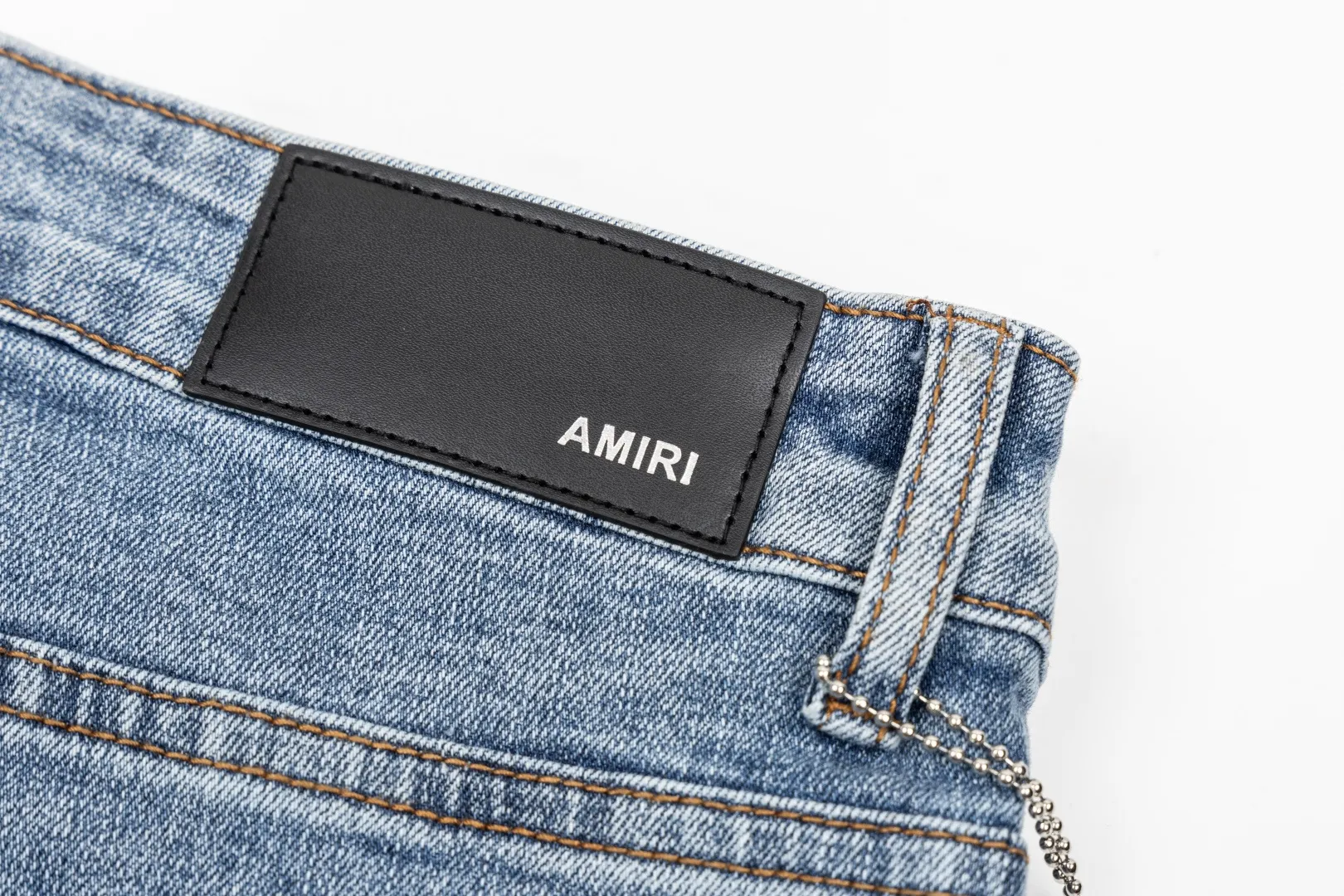 (Top version) AMIRI's new high-luxury heavy-duty stretch washed hole patch high-street fashionable men's and women's couple jeans AMIRI's family uses organic long-staple cotton denim fabrics originating in Los Angeles this year! After a pure natural alkaline phosphatase washing process, the special blue Gray tone is noble and high-end. It feels skin-friendly and delicate, and the inner layer is particularly comfortable when touching the skin! The elastic spandex component makes it particularly comfortable for daily activities. The original and rare Premium fabric is a rare find! Details after details! Amiri's New Arrival high street luxury jeans in Los Angeles mall! The front and back pieces have undergone a multi-layered three-dimensional polishing process, giving the upper body a stylish texture! The metal laser embossed MA metal Brown Nappa leather label on the waist is very exquisite! The pockets are also inlaid with tungsten steel metal logos, and the interior has exquisite ceiling-level workmanship! Hot sale jeans in Los Angeles counters! Enjoy the quality when you wear it yourself, and the value is high as a gift! Manage any large-scale business occasions and Premium private clubs without stress! Highly recommended to buy! Style number: 2040 Color: Blue Size: 28 30 32 34