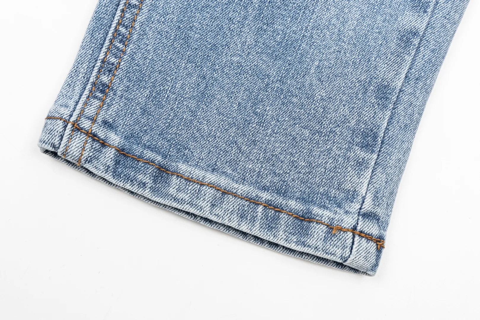 (Top version) AMIRI's new high-luxury heavy-duty stretch washed hole patch high-street fashionable men's and women's couple jeans AMIRI's family uses organic long-staple cotton denim fabrics originating in Los Angeles this year! After a pure natural alkaline phosphatase washing process, the special blue Gray tone is noble and high-end. It feels skin-friendly and delicate, and the inner layer is particularly comfortable when touching the skin! The elastic spandex component makes it particularly comfortable for daily activities. The original and rare Premium fabric is a rare find! Details after details! Amiri's New Arrival high street luxury jeans in Los Angeles mall! The front and back pieces have undergone a multi-layered three-dimensional polishing process, giving the upper body a stylish texture! The metal laser embossed MA metal Brown Nappa leather label on the waist is very exquisite! The pockets are also inlaid with tungsten steel metal logos, and the interior has exquisite ceiling-level workmanship! Hot sale jeans in Los Angeles counters! Enjoy the quality when you wear it yourself, and the value is high as a gift! Manage any large-scale business occasions and Premium private clubs without stress! Highly recommended to buy! Style number: 2040 Color: Blue Size: 28 30 32 34