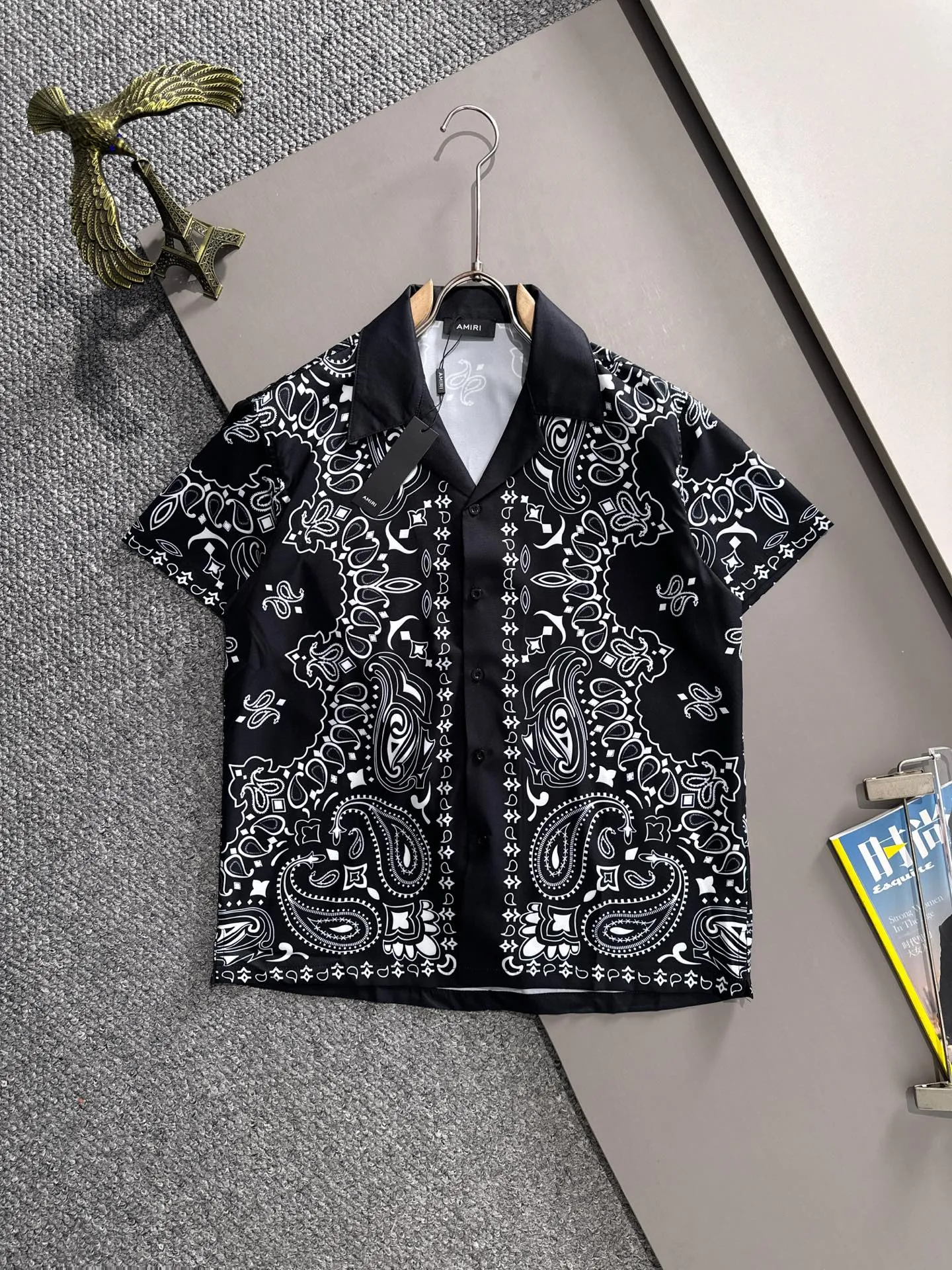 amiri 2026 Summer Classic LOGO design all-over printed shirt, light and thin cotton with full-body digital printing, made of high-quality polyester fiber fabric, carefully crafted into a standard version, Versatile style for leisure time! The Classic logo is very eye-catching, showing a sense of luxury and style, becoming the mainstream of Classic and never going out of style with a hint of elegance! Stunningly handsome Classic with dashing looks. Same Style for men and women. Sizes: M-3XL (Please note your height and weight when placing an order)