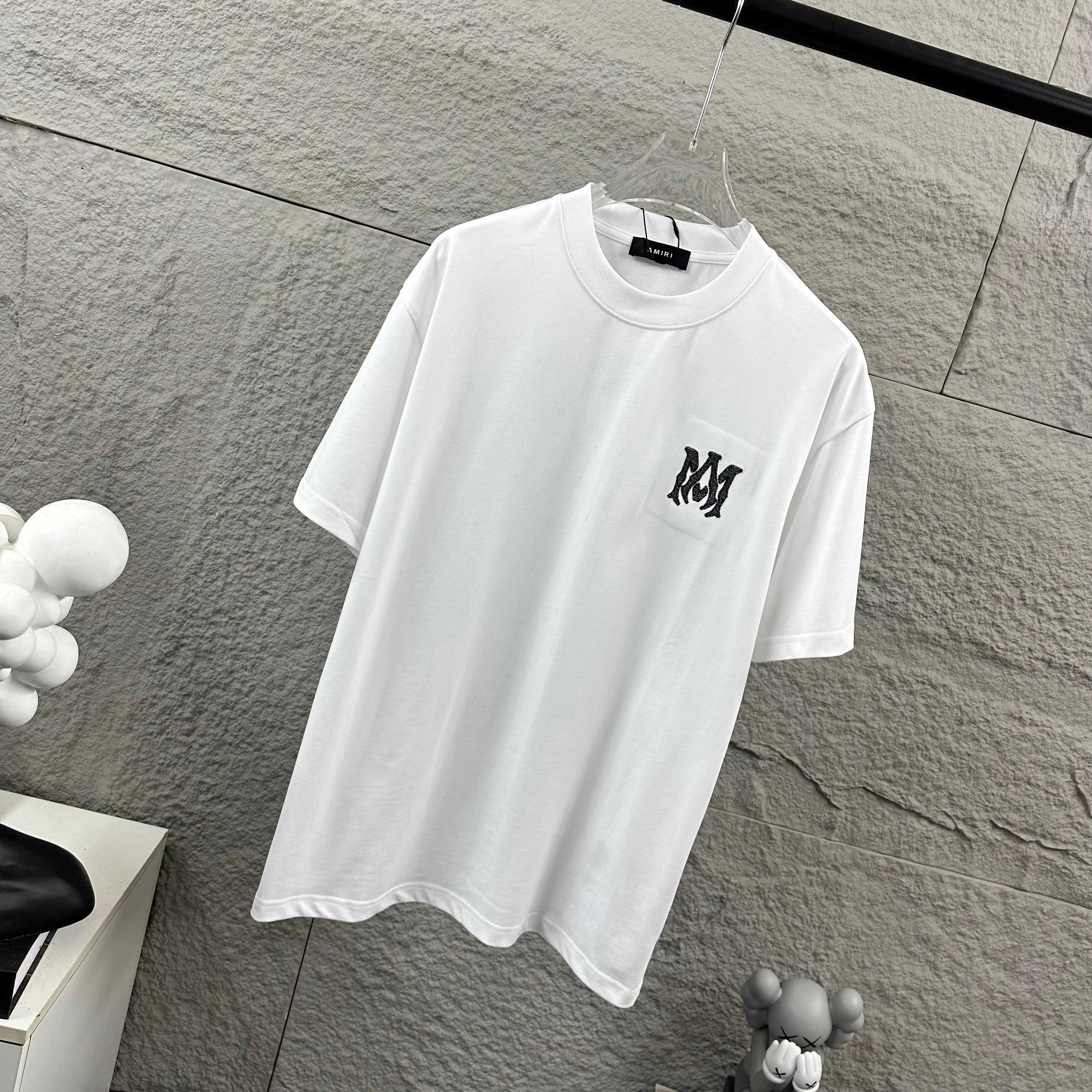 Amiri*Emile 2026 Early Spring and Summer New Arrival Customized plain cotton double yarn fabric Short-sleeved T-shirt Classic letter embroidery technology Men and women Same Style Color: Black White Size: S (90-130 pounds) M (120-150 pounds) L (140-165 pounds) XL (160-180 pounds) XXL (180 pounds)