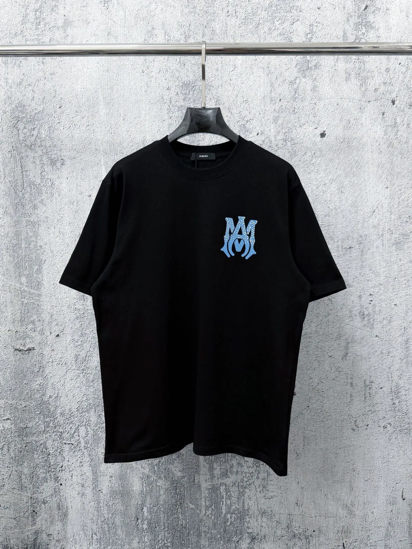 [AMIRI] 26ss letter Logo hot diamond round neck short sleeves. Gram double yarn fabric is dyed in the same vat. The fabric feels very comfortable, fashionable and individual. Super Versatile, a good-looking short sleeve. Very suitable for both men and women. A must-have tag collar. Washed wheat. Three labels are complete. Color: Black White Size: S-XL