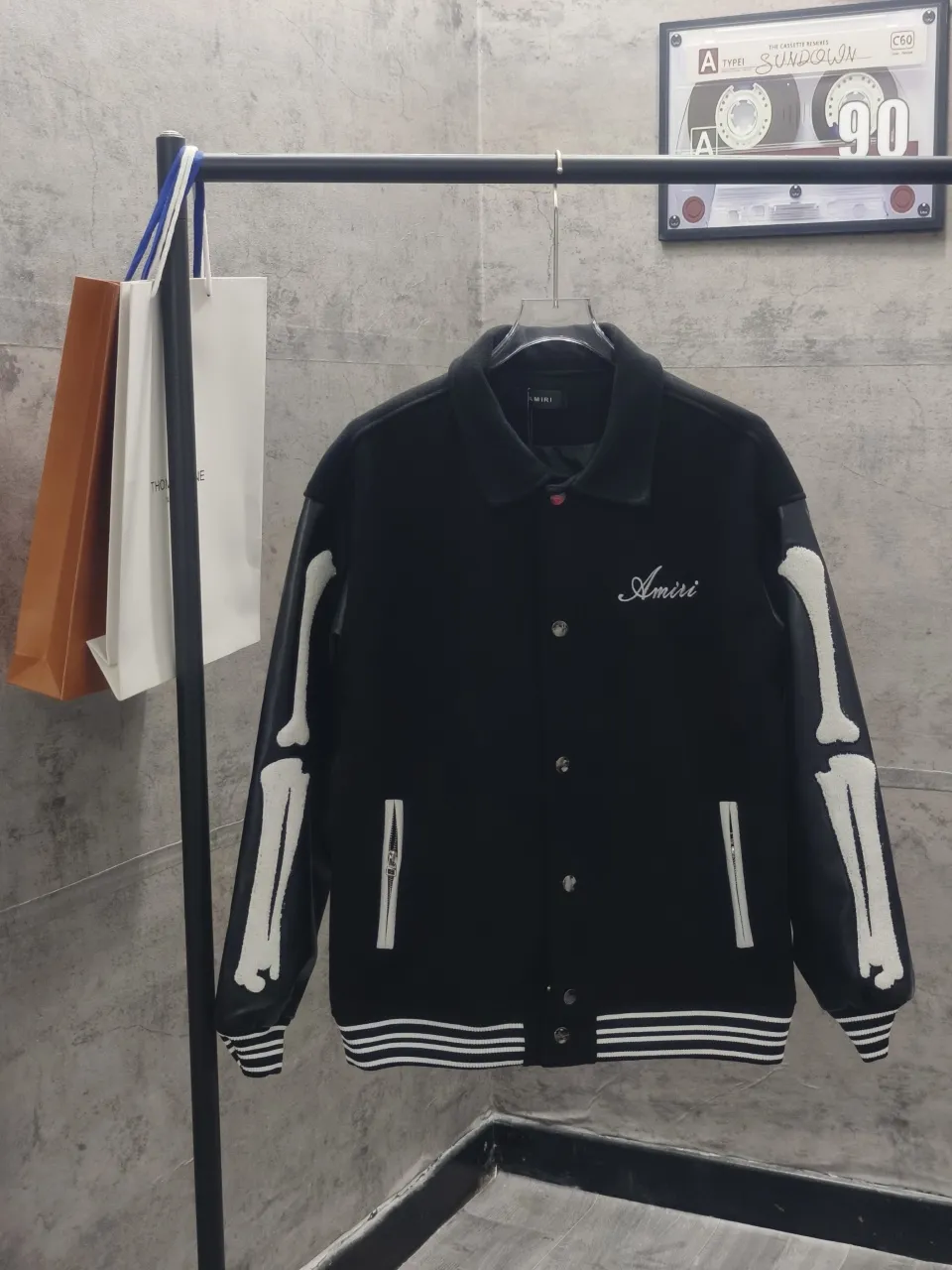 🀄【actual hanging auction】Amiri Classic bone embroidery Wang Jiaer Same Style baseball jersey adopts towel embroidery and flat embroidery mixed with thousands of needle embroidery technology, fashionable Versatile uses dragon and phoenix nylon fabrics, soft and comfortable, with pu sleeves Premium atmosphere Double zipper design of pockets, details restored Hang tag hanging grains Washable packaging bag full set of accessories is very beautiful and exquisite in workmanship Color: Black Size: M L XL XXL