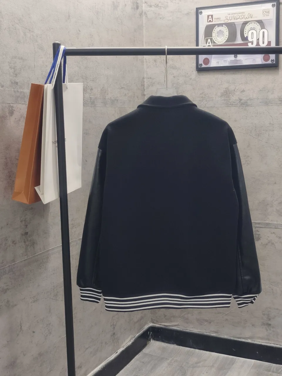 🀄【actual hanging auction】Amiri Classic bone embroidery Wang Jiaer Same Style baseball jersey adopts towel embroidery and flat embroidery mixed with thousands of needle embroidery technology, fashionable Versatile uses dragon and phoenix nylon fabrics, soft and comfortable, with pu sleeves Premium atmosphere Double zipper design of pockets, details restored Hang tag hanging grains Washable packaging bag full set of accessories is very beautiful and exquisite in workmanship Color: Black Size: M L XL XXL