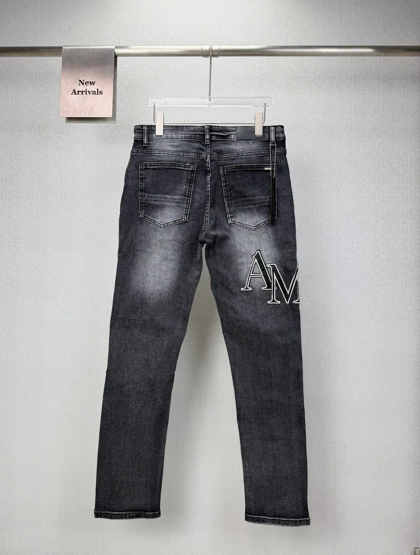 Amiri 2026New Arrival ripped black patch embroidered letters couple style washed stretch jeans high version high version top ceiling quality styles with different washed textures, very friendly to people with thin legs and thick legs, straight and loose version very flattering leg shape timeless moderate length, easy to match with casual, basic styling for various styles, a must-have in the wardrobe! The fabric is stiff but also makes the upper body soft without losing texture. The washing process is even more perfect. It is a must-have item for everyone! ! ! Washed wheat, tag, pants label, three labels complete Color: washed black Size: 28, 30, 32, 34 (four sizes)
