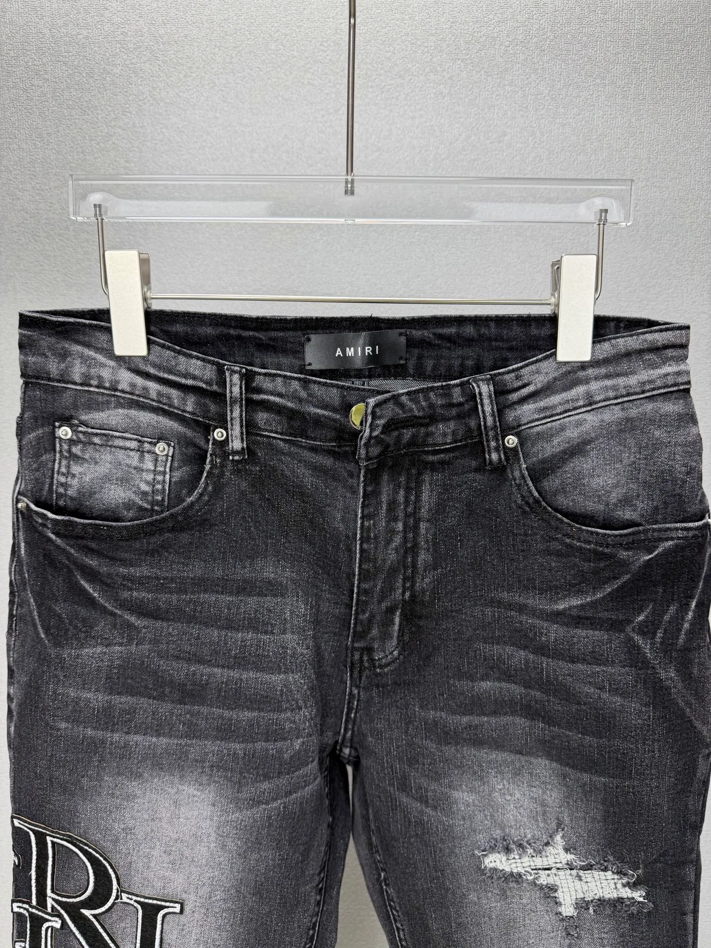 Amiri 2026New Arrival ripped black patch embroidered letters couple style washed stretch jeans high version high version top ceiling quality styles with different washed textures, very friendly to people with thin legs and thick legs, straight and loose version very flattering leg shape timeless moderate length, easy to match with casual, basic styling for various styles, a must-have in the wardrobe! The fabric is stiff but also makes the upper body soft without losing texture. The washing process is even more perfect. It is a must-have item for everyone! ! ! Washed wheat, tag, pants label, three labels complete Color: washed black Size: 28, 30, 32, 34 (four sizes)