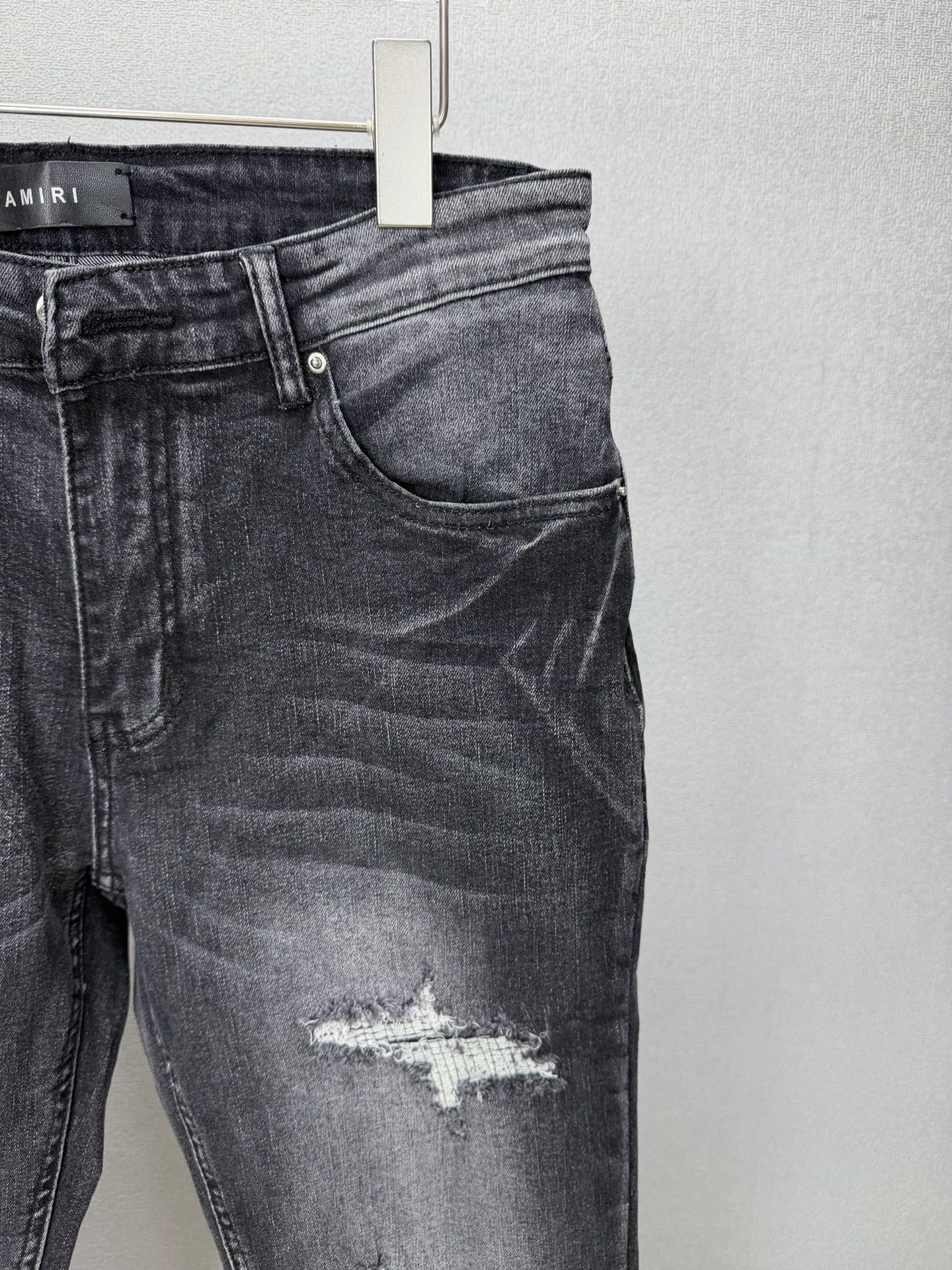 Amiri 2026New Arrival ripped black patch embroidered letters couple style washed stretch jeans high version high version top ceiling quality styles with different washed textures, very friendly to people with thin legs and thick legs, straight and loose version very flattering leg shape timeless moderate length, easy to match with casual, basic styling for various styles, a must-have in the wardrobe! The fabric is stiff but also makes the upper body soft without losing texture. The washing process is even more perfect. It is a must-have item for everyone! ! ! Washed wheat, tag, pants label, three labels complete Color: washed black Size: 28, 30, 32, 34 (four sizes)