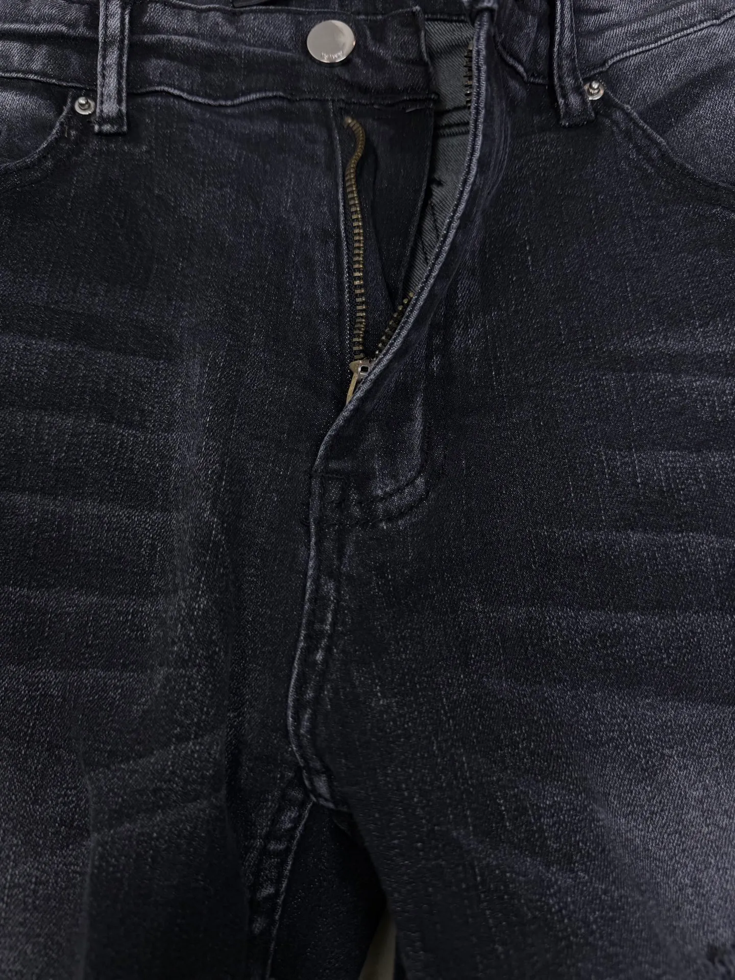 Amiri 2026New Arrival ripped black patch embroidered letters couple style washed stretch jeans high version high version top ceiling quality styles with different washed textures, very friendly to people with thin legs and thick legs, straight and loose version very flattering leg shape timeless moderate length, easy to match with casual, basic styling for various styles, a must-have in the wardrobe! The fabric is stiff but also makes the upper body soft without losing texture. The washing process is even more perfect. It is a must-have item for everyone! ! ! Washed wheat, tag, pants label, three labels complete Color: washed black Size: 28, 30, 32, 34 (four sizes)